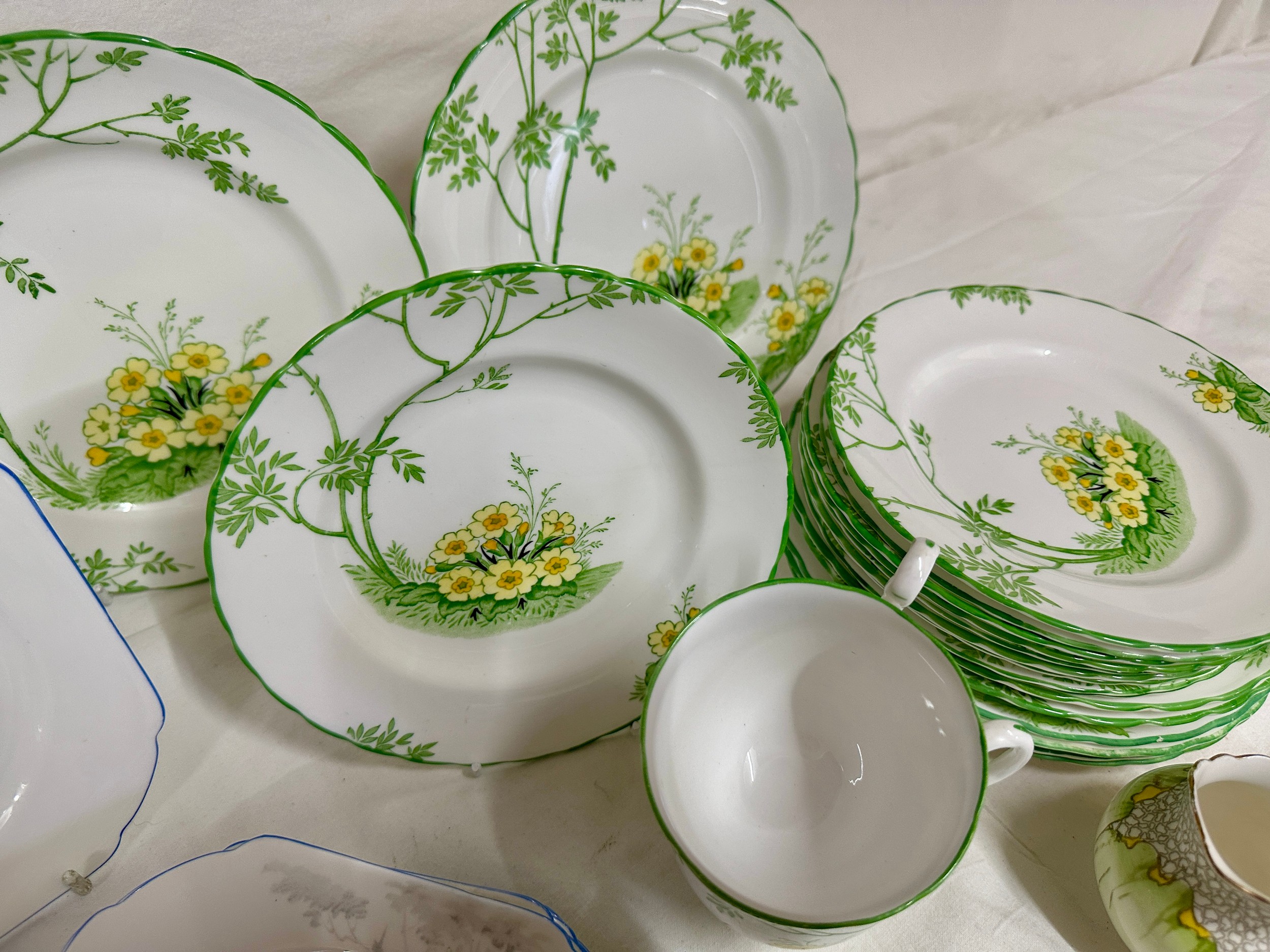 A quantity of mixed fine bone china to include New Chelsea 'Primrose Dale' 8 x 20cm plate, 10 x 17. - Image 2 of 11