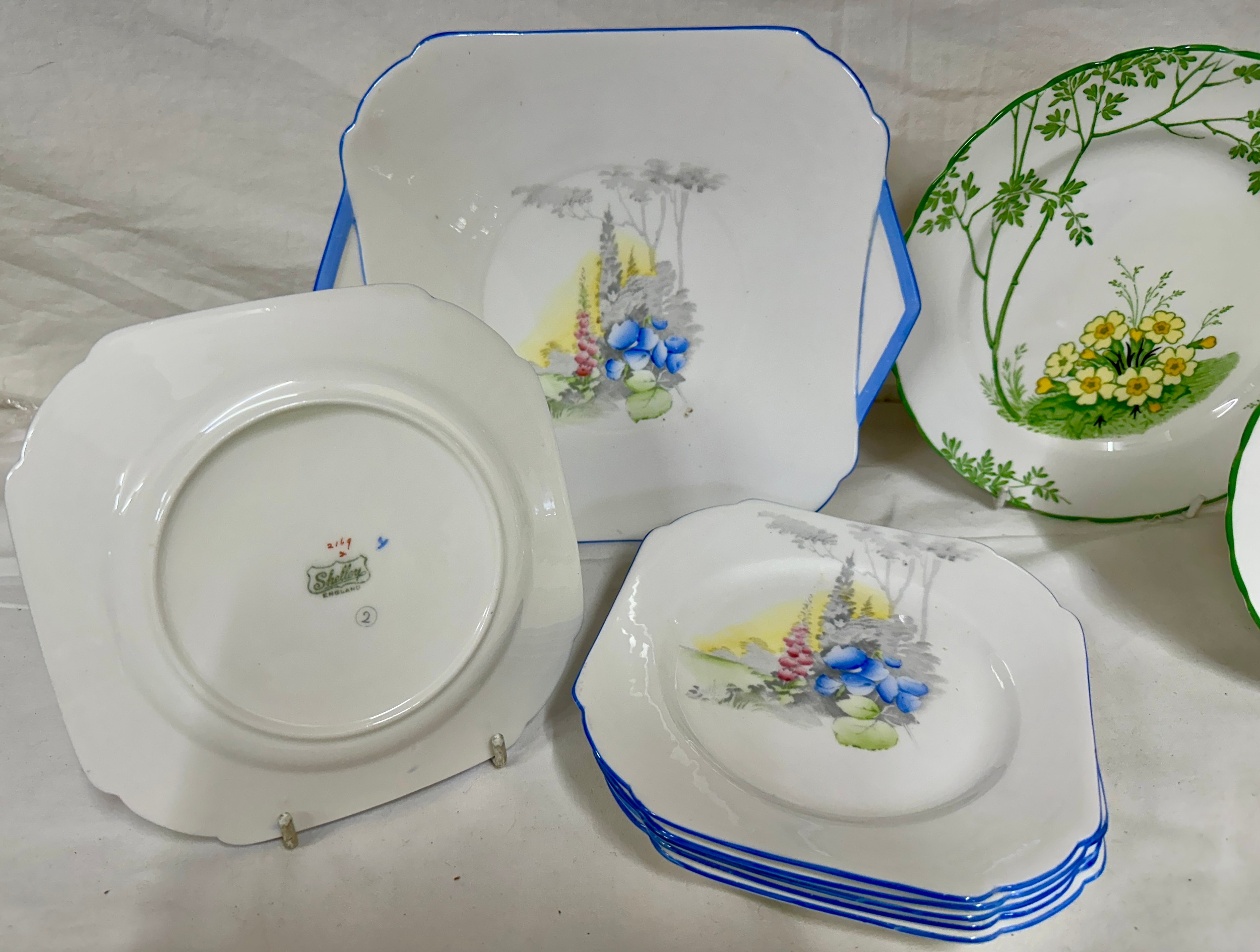 A quantity of mixed fine bone china to include New Chelsea 'Primrose Dale' 8 x 20cm plate, 10 x 17. - Image 5 of 11