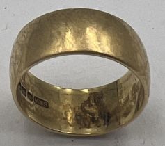 A 18 carat gold wedding band, size L/M. Weight 7gm.
