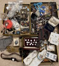 An interesting miscellany to include Victorian/Edwardian jewellery, chain mesh bag, collar studs,