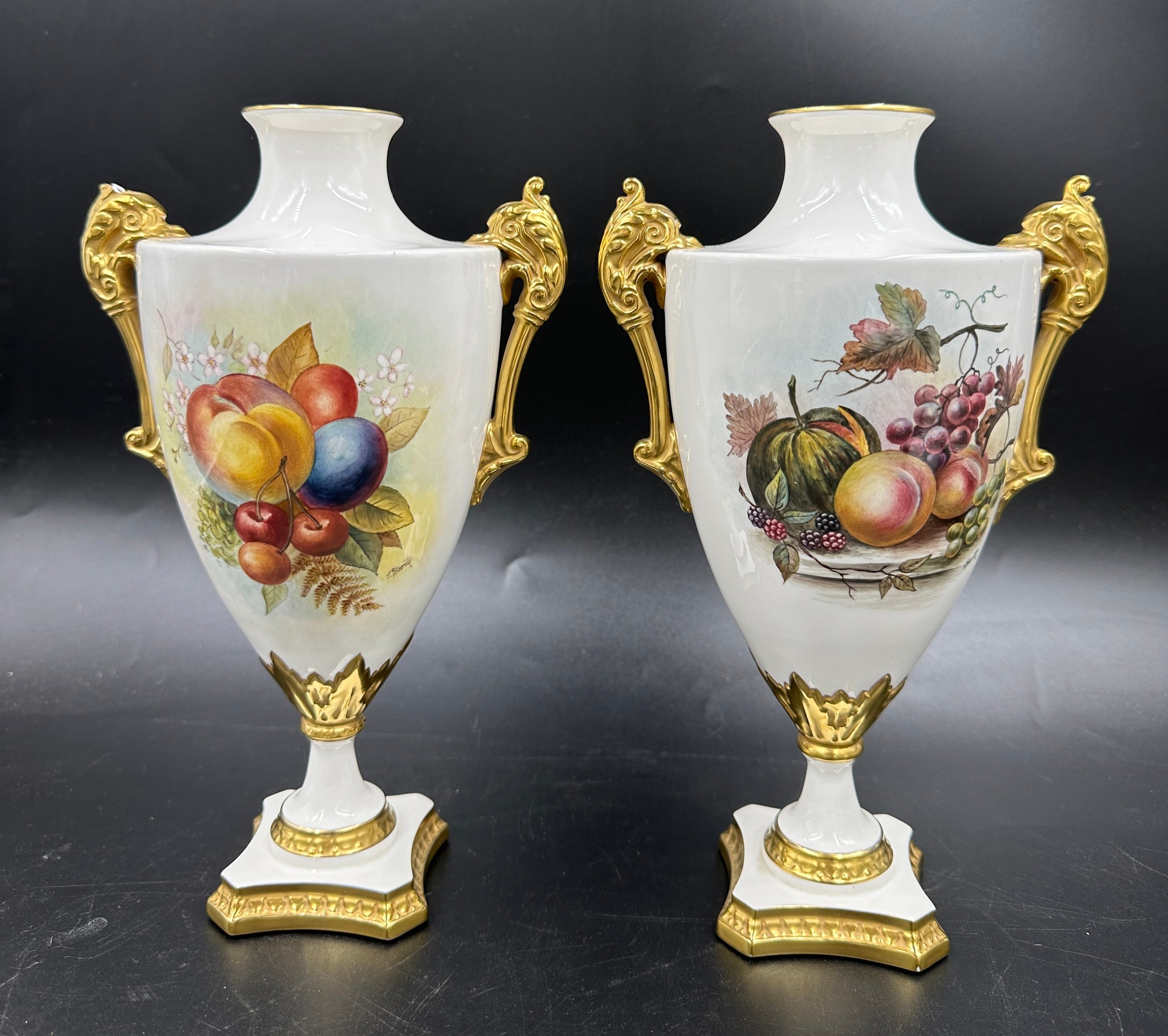 A quantity of good quality English 20thC porcelain comprising a pair of Lynton porcelain Derby vases - Image 4 of 11