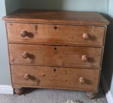 A 19thC pine chest of three graduating drawers with wooden knobs. 91cm w x 46cm d x 88cm h.