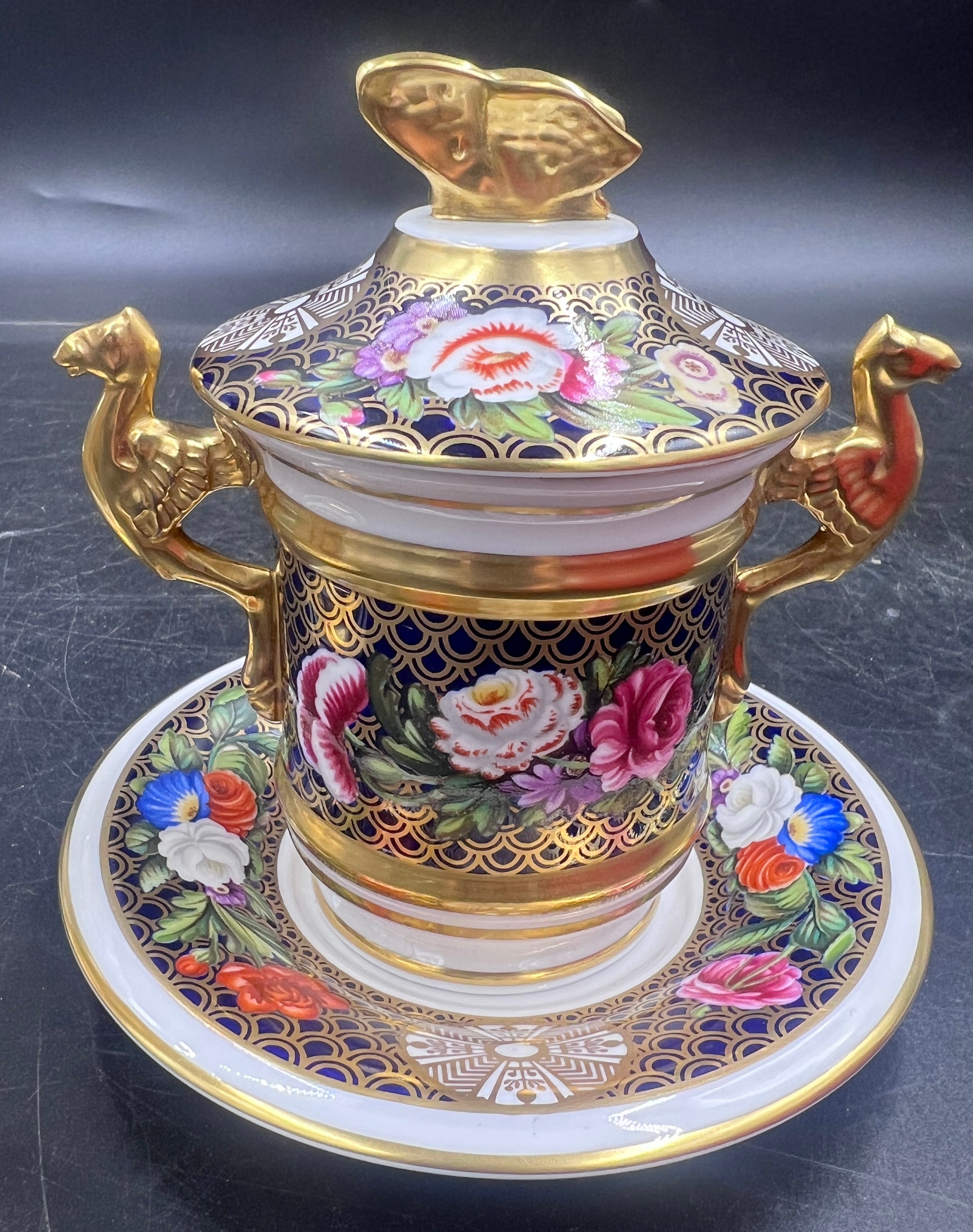 A boxed Spode Regency pattern chocolate pot with cover and saucer decorated with gilt griffin - Bild 3 aus 7