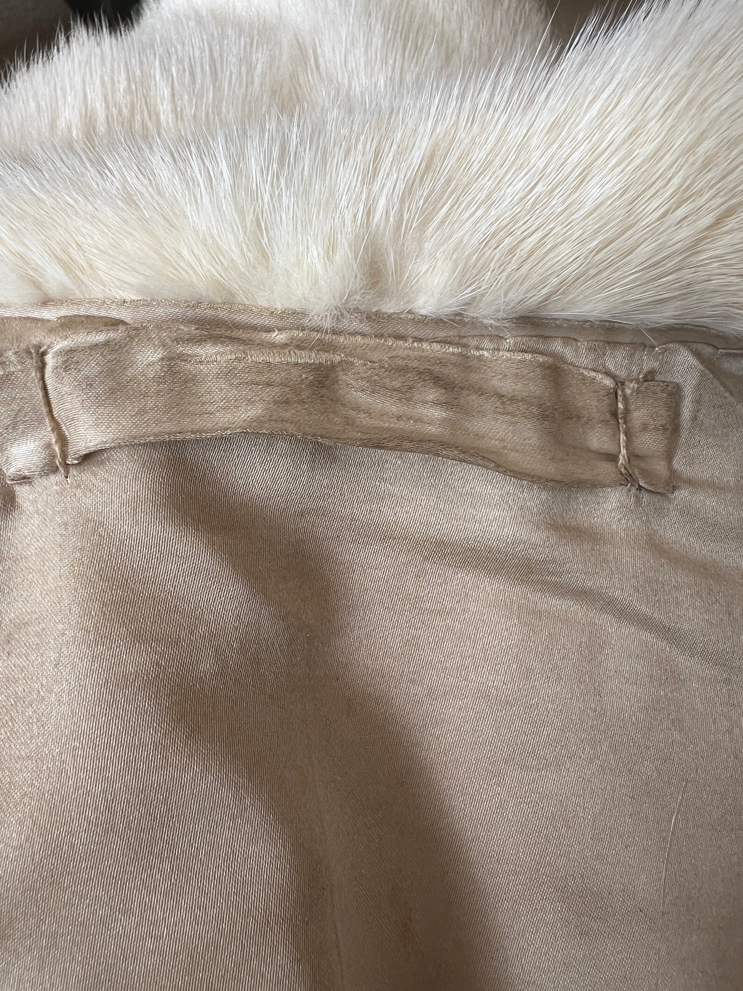 A vintage short pale mink jacket. Approximately 58cm laid flat across the chest. - Image 5 of 5