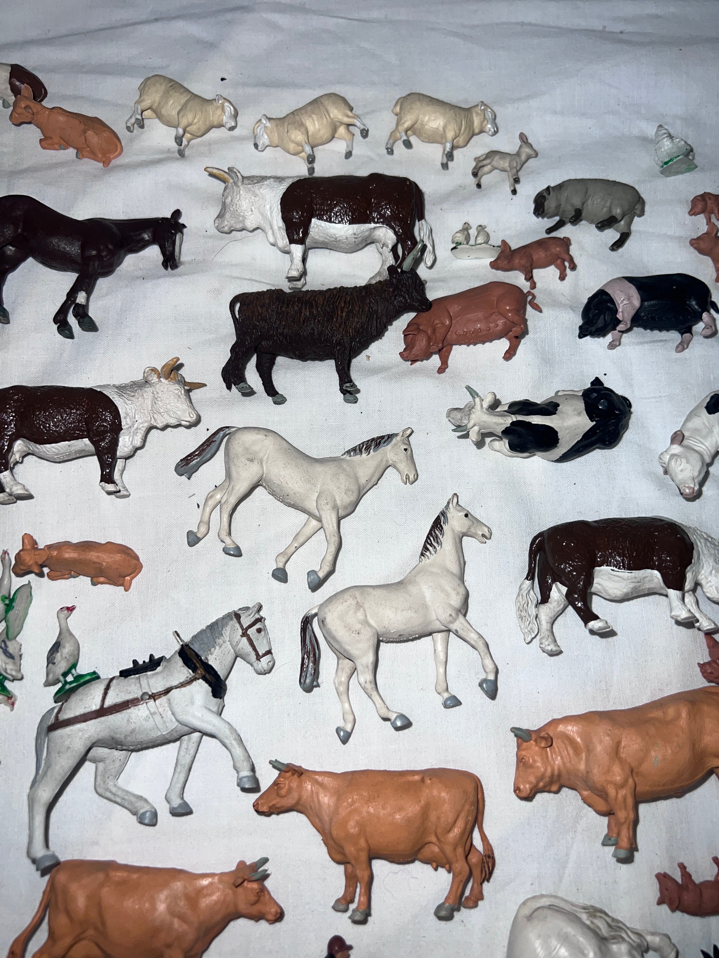 A large quantity of Britains farmyard & farmers animals to include Cows, Pigs, Sheep, Horses etc. - Bild 5 aus 9