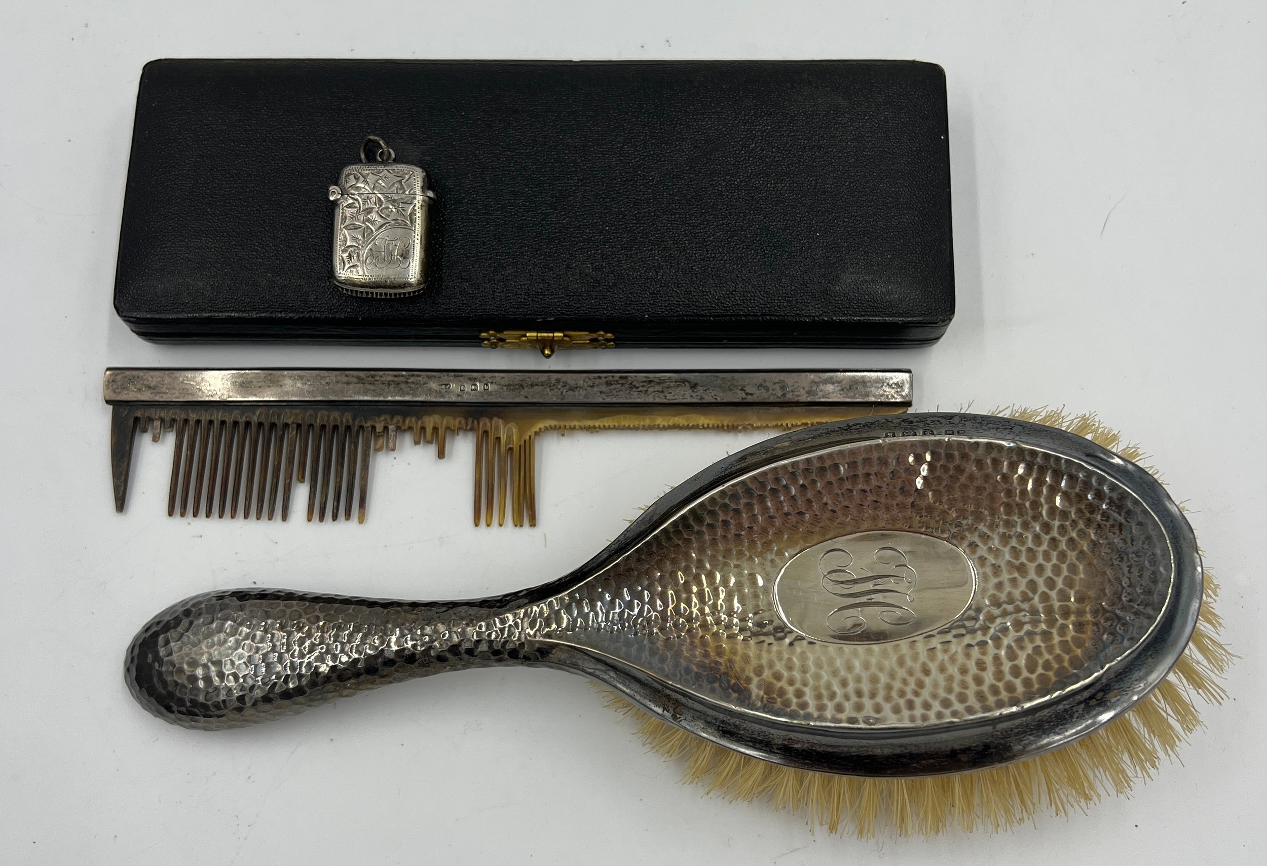 A boxed silver handled shoe horn and button hook, a silver backed hairbrush and comb together with a - Bild 3 aus 3