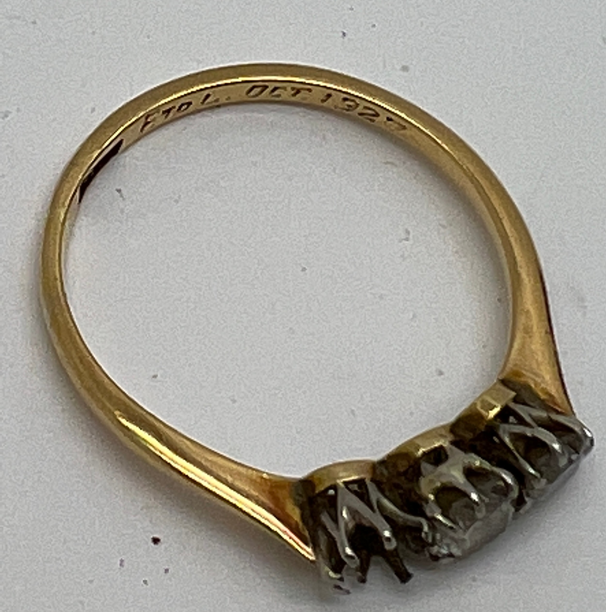 An 18 carat gold diamond set ring. One stone missing. Size P. Weight 1.9gm. - Bild 3 aus 3