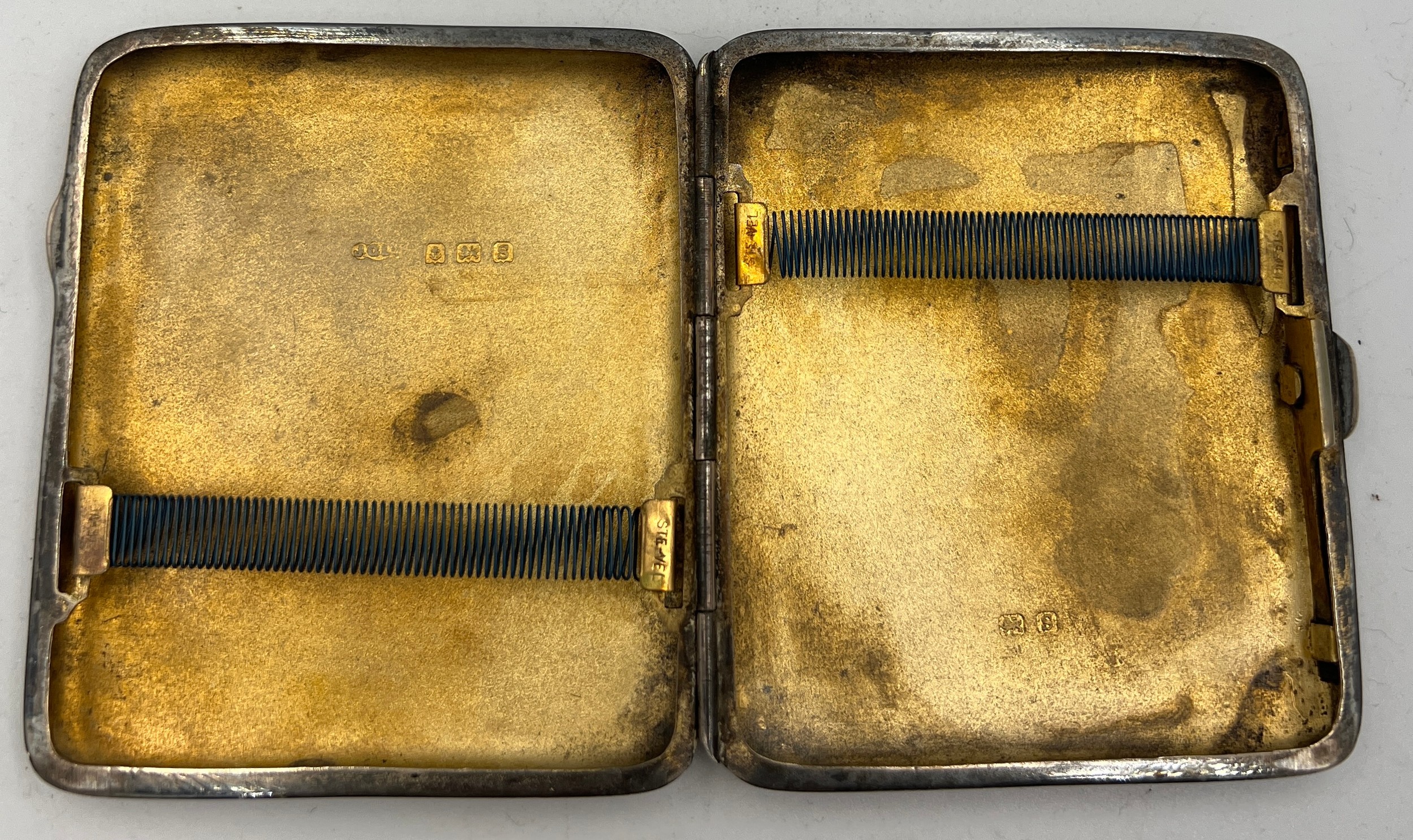 A hallmarked silver cigarette case. Birmingham 1917, maker Joseph Gloster Ltd. Weight 87gm. - Bild 3 aus 3