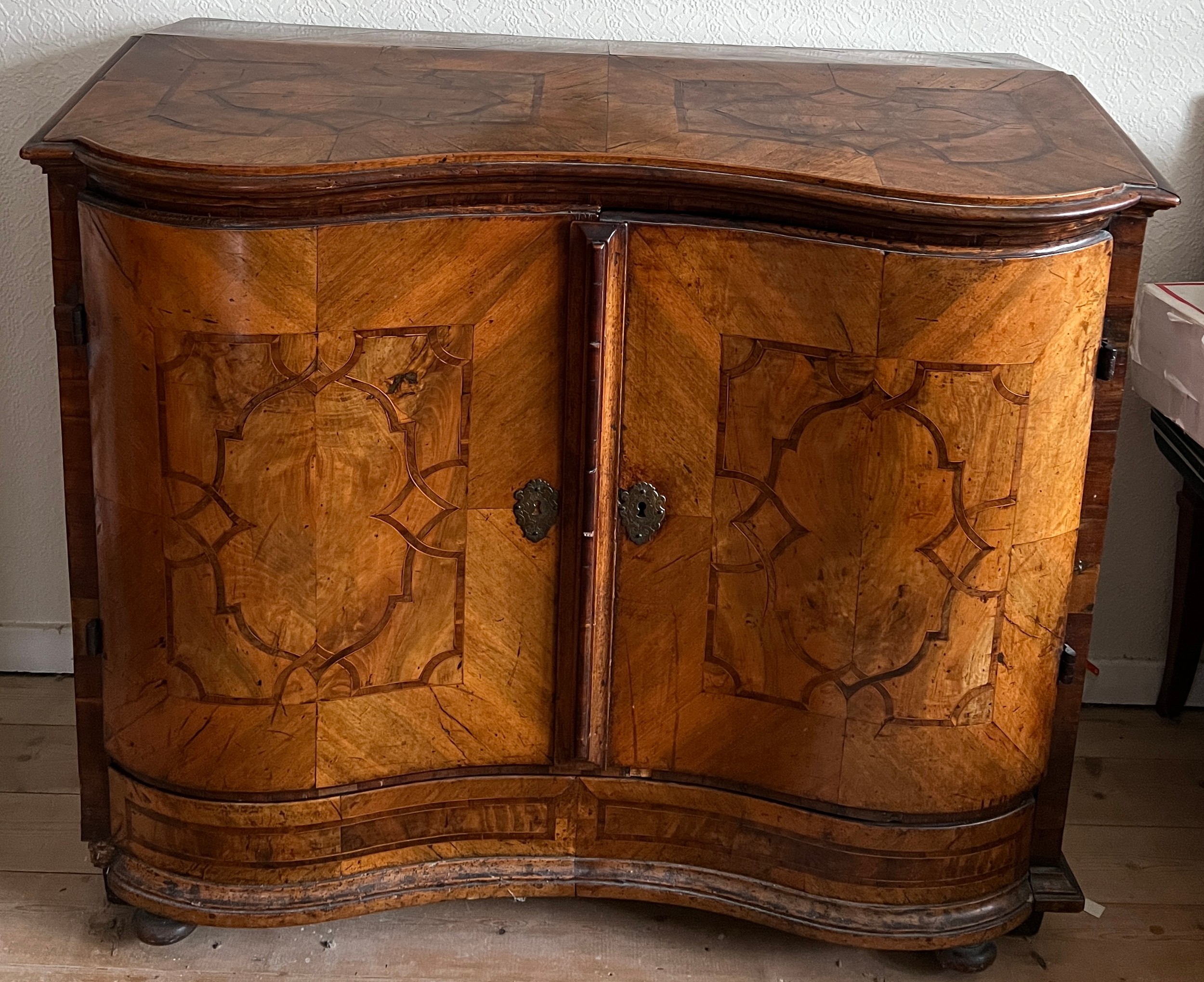 An 18thC Austrian two door inlaid cabinet with sloping top and drawer to base. 109cm w x 94cm h x - Bild 13 aus 14