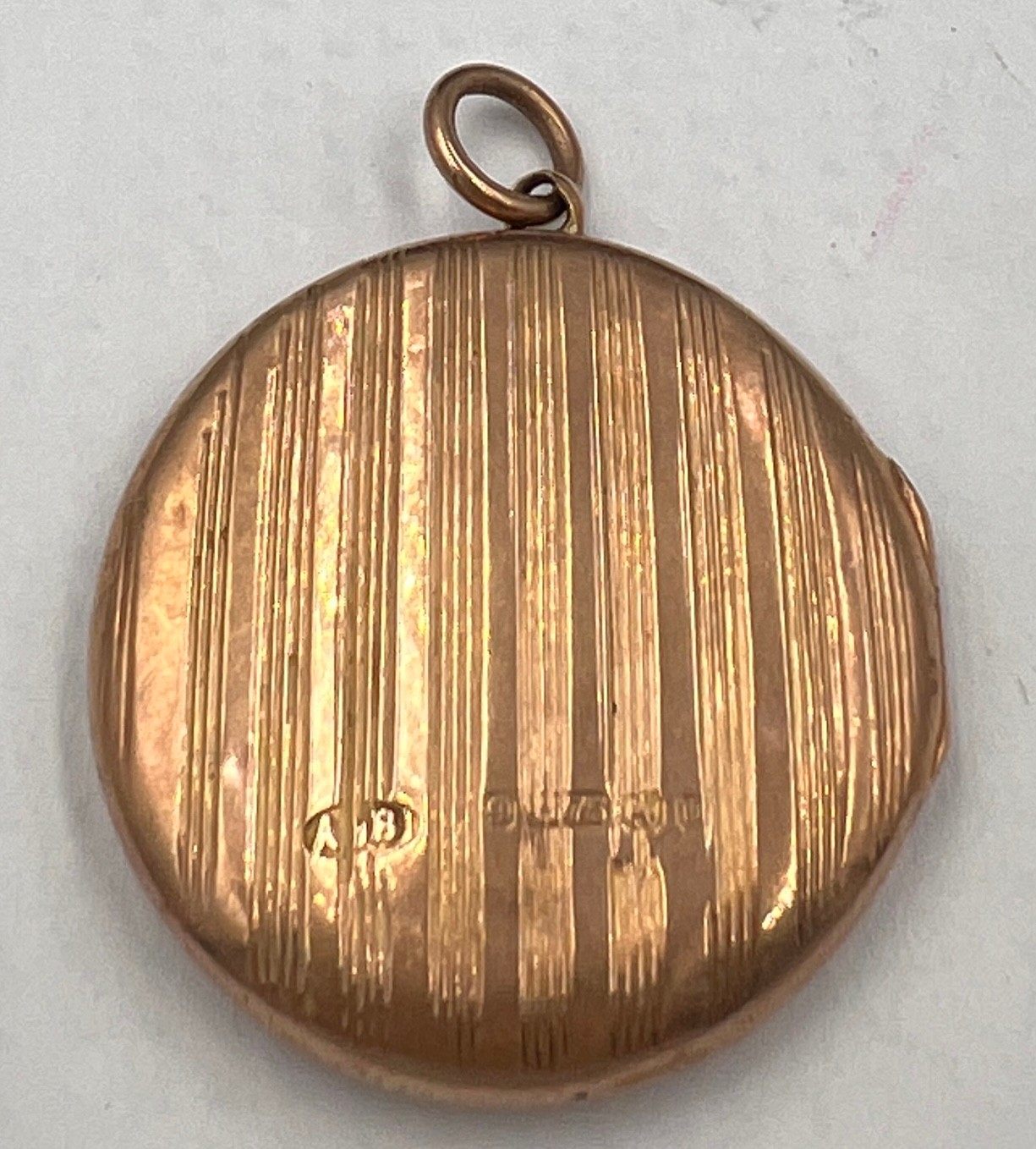 A 9 carat gold circular locket. 2.5cm d. Weight 5.3gm. - Image 2 of 3
