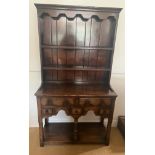 A good quality 20thC oak dresser of small proportions. Plate rack to back and five drawers to