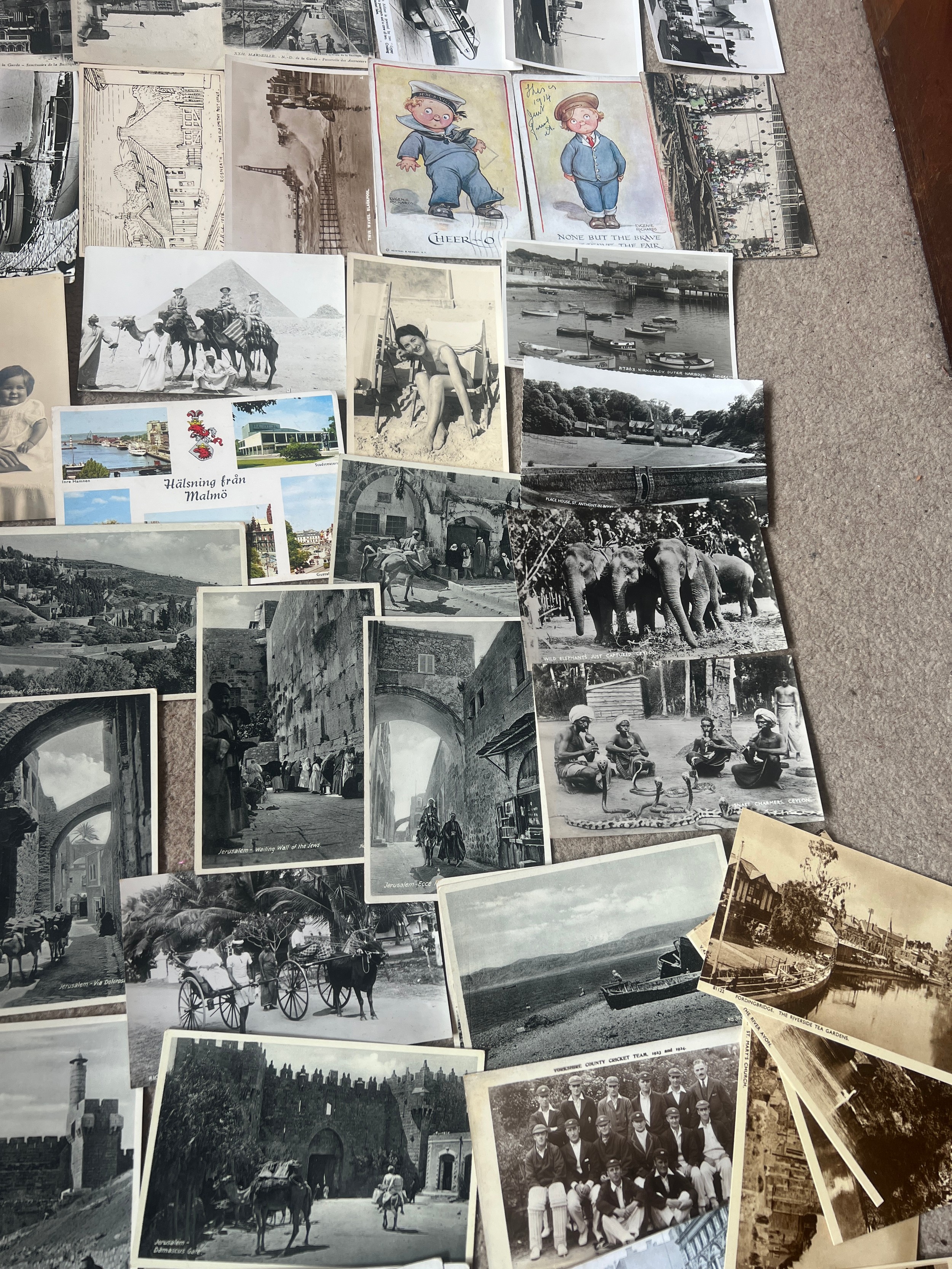 A quantity of vintage postcards to include Egypt, Ceylon, Jerusalem, Leeds, Buxton, Yorkshire County - Bild 7 aus 8