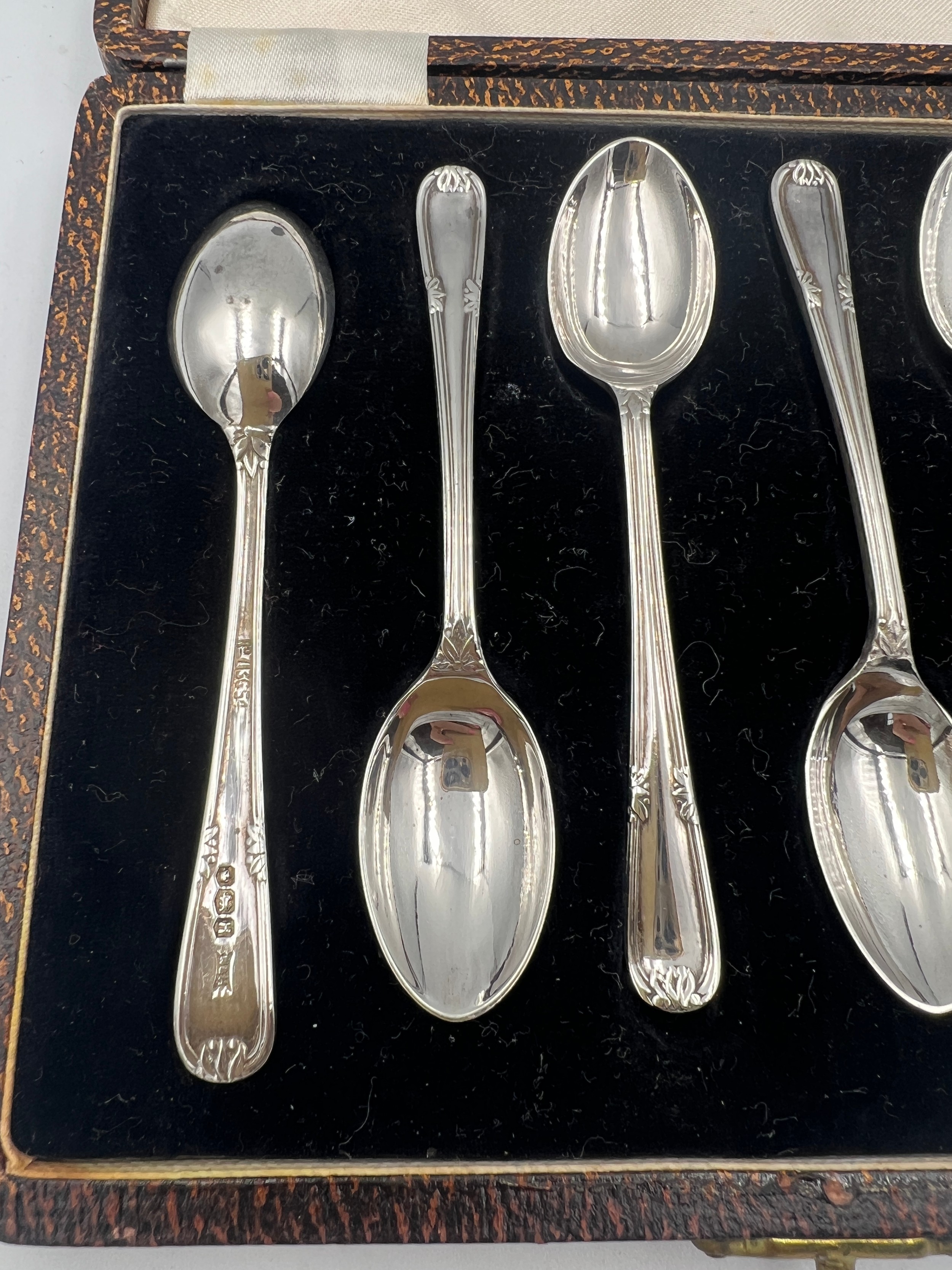 Boxed silver coffee spoons. Sheffield 1950, maker Walker & Hall. Total weight 51.3gm. - Bild 3 aus 3