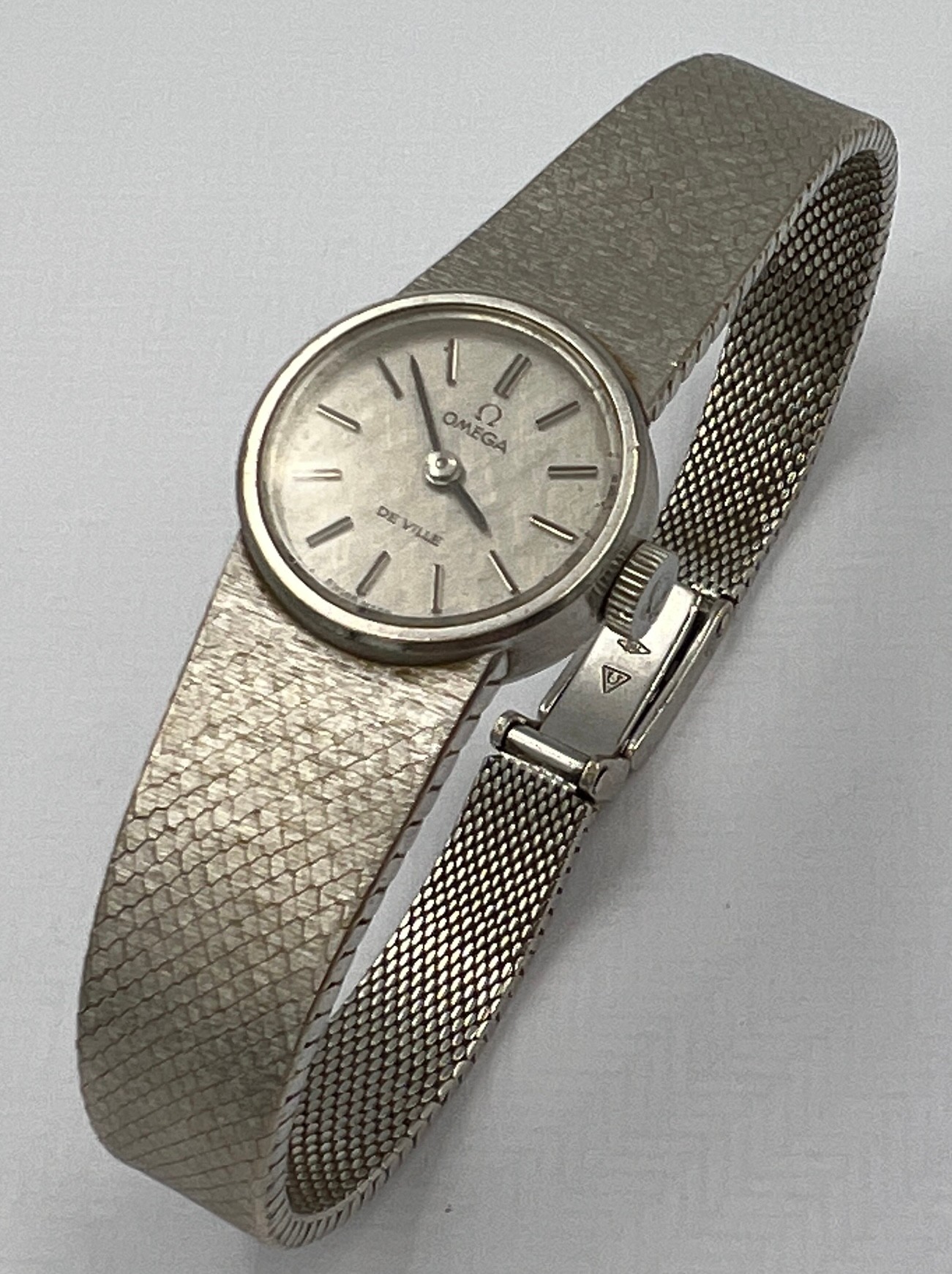 A vintage ladies 18ct white gold Omega De Ville ladies wristwatch. Total weight 40.6gm.