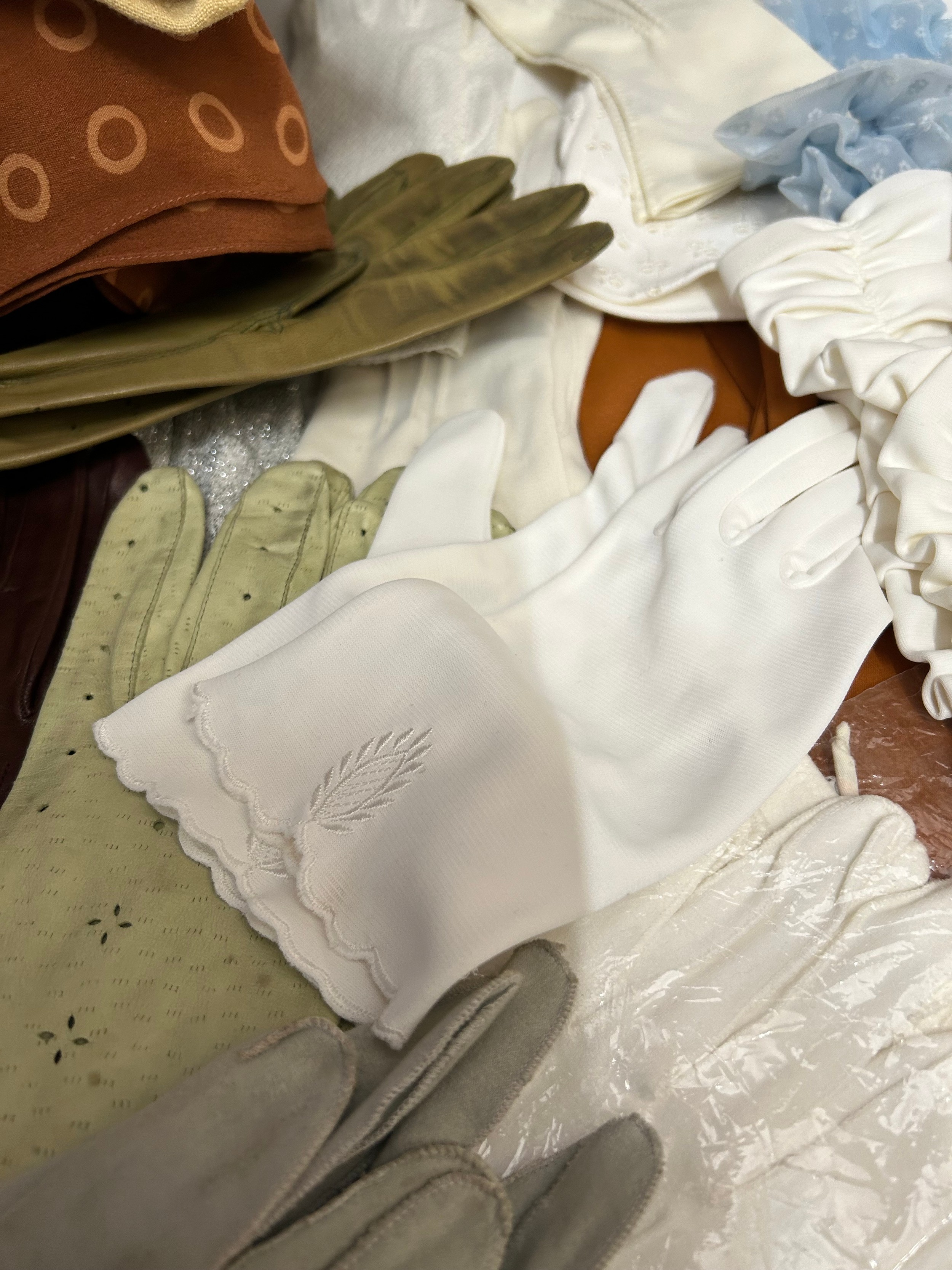 A mixture of fashion accessories to include various vintage gloves, chamois, leather etc., nylon - Image 2 of 10