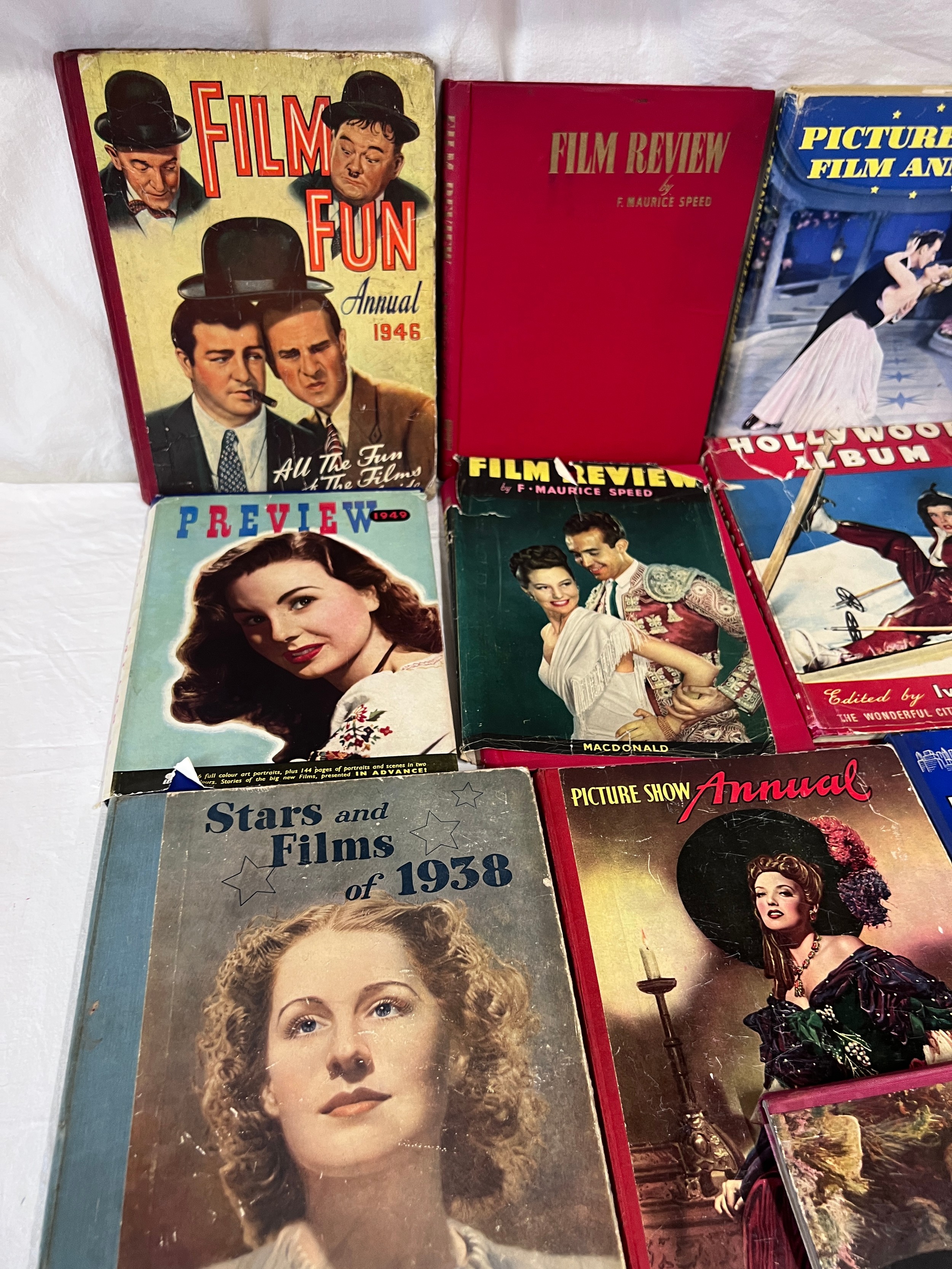 A collection of 1930's and 40's film and picture annuals to include Film Fun Annual 1946, Stars & - Bild 2 aus 3