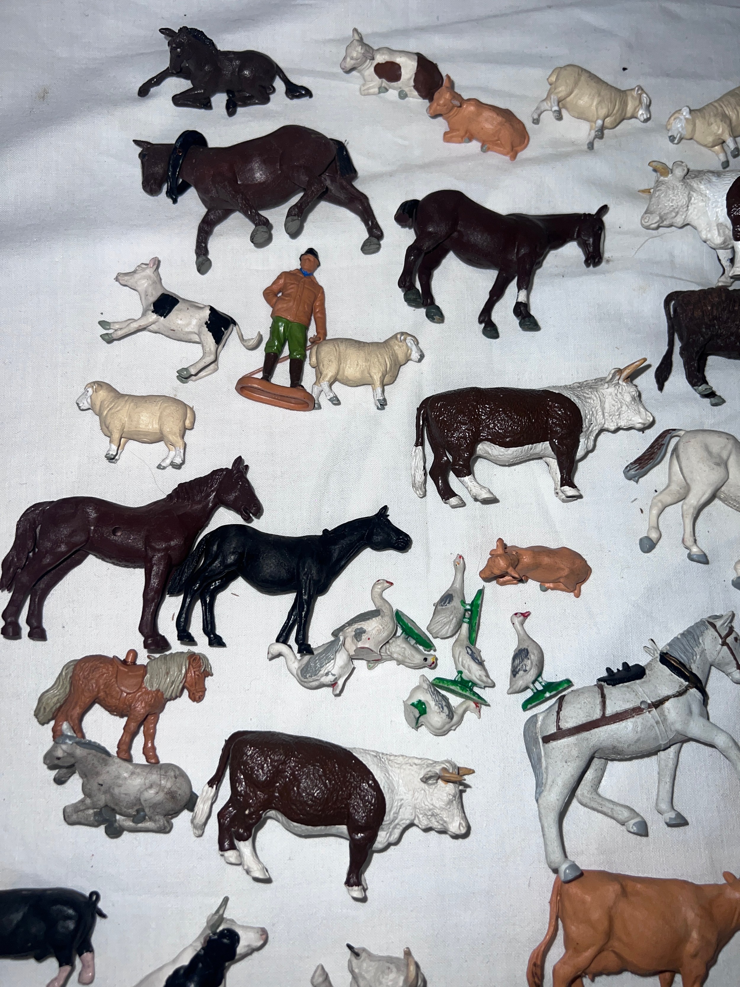 A large quantity of Britains farmyard & farmers animals to include Cows, Pigs, Sheep, Horses etc. - Bild 3 aus 9