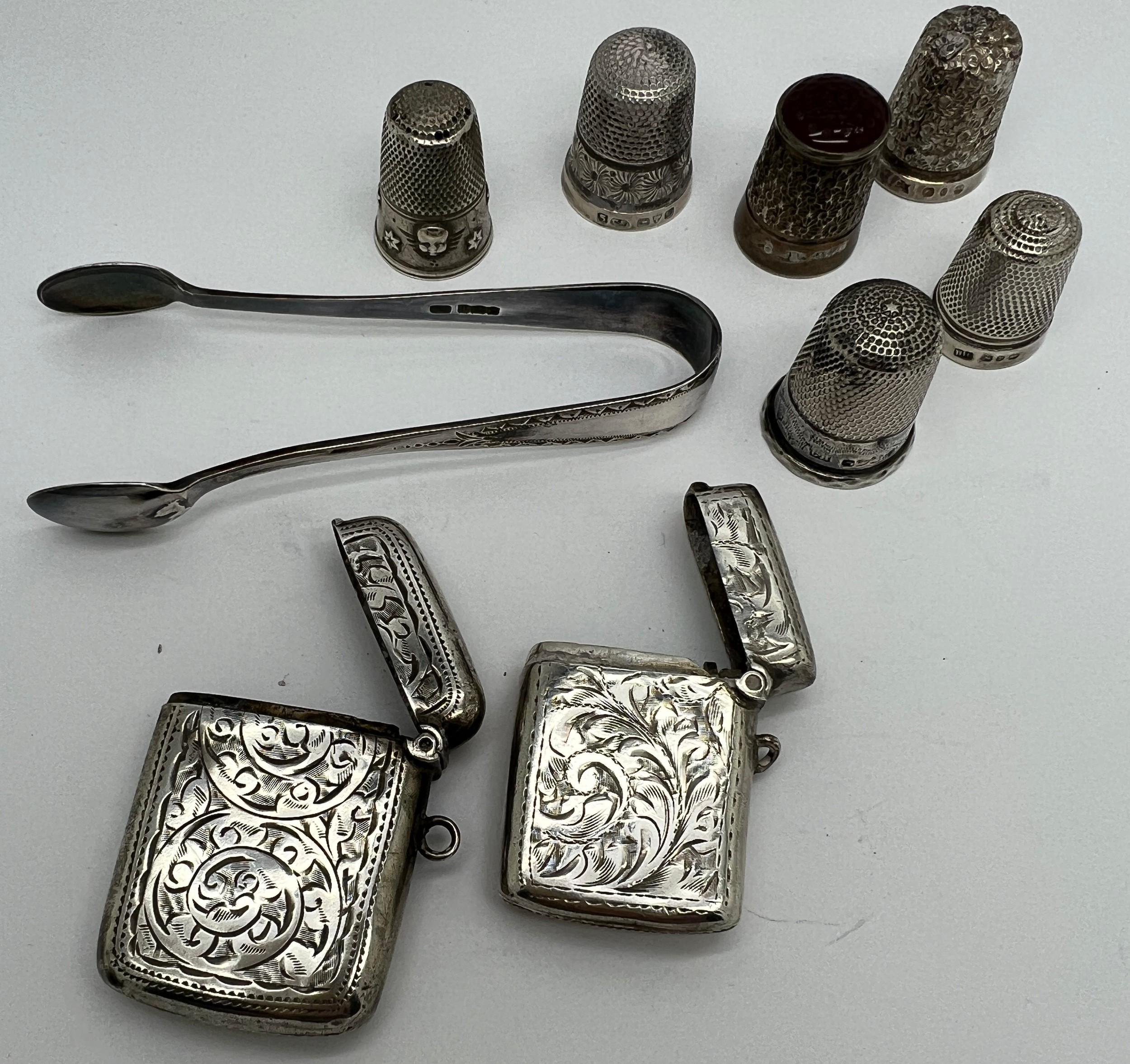 Silver to include 5 hallmarked silver thimbles, 1 with glass top, 1 white metal thimble, 2 vesta - Image 3 of 3
