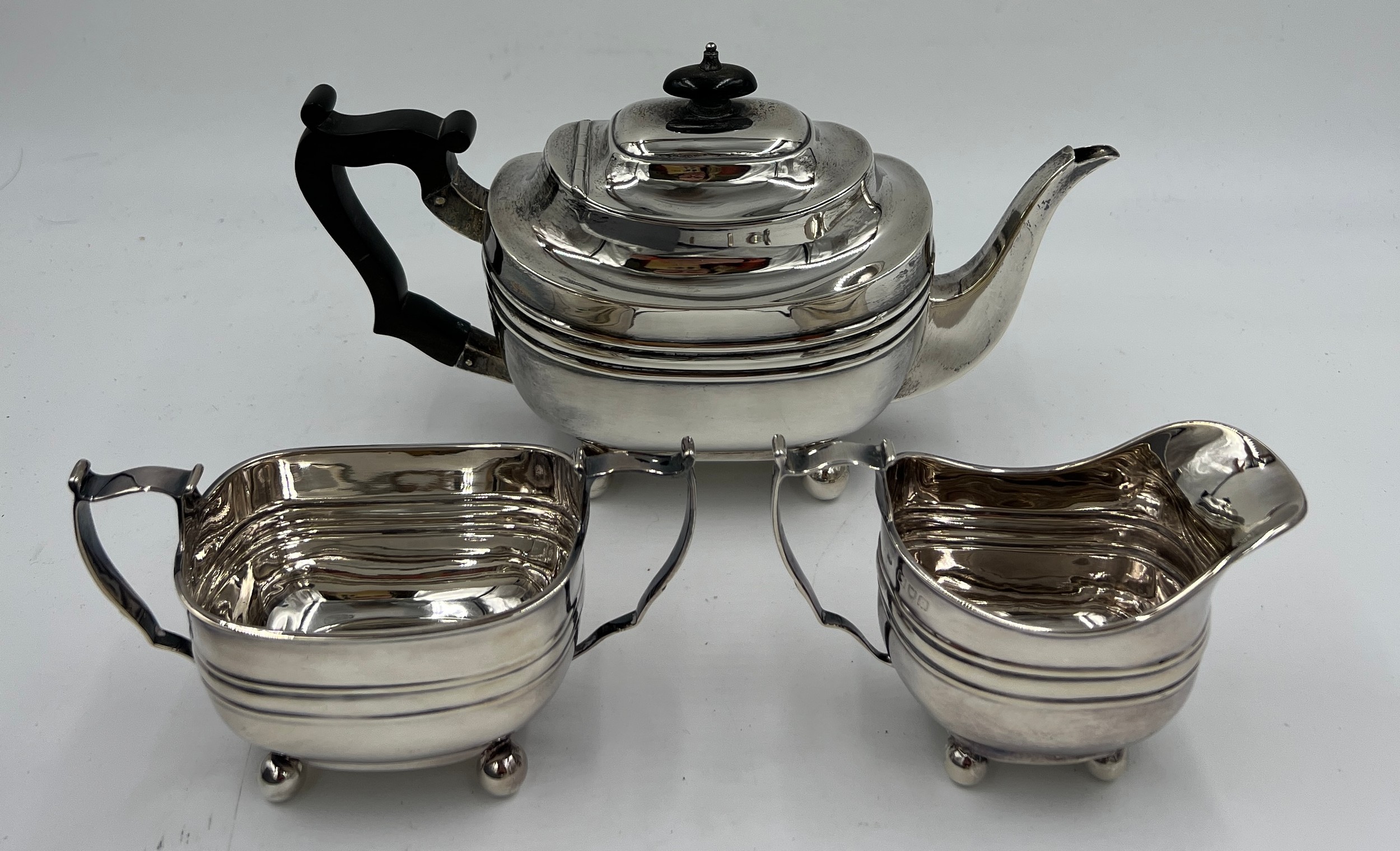 A three piece silver tea service with ebony handle and knop, London 1900, maker TB. Total weight - Bild 2 aus 3