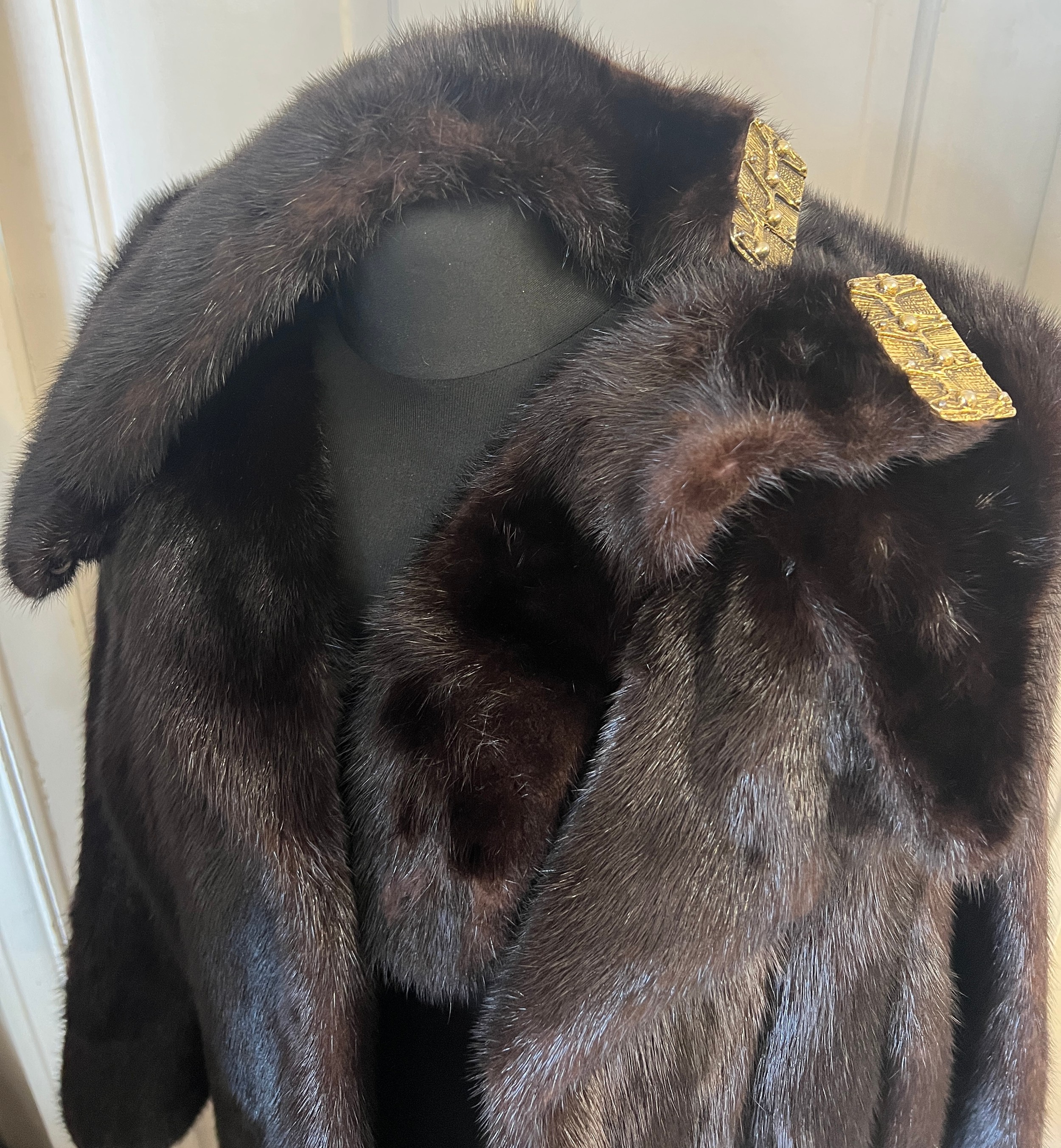 A dark brown long mink coat together with two dark brown mink cuffs. - Image 5 of 5