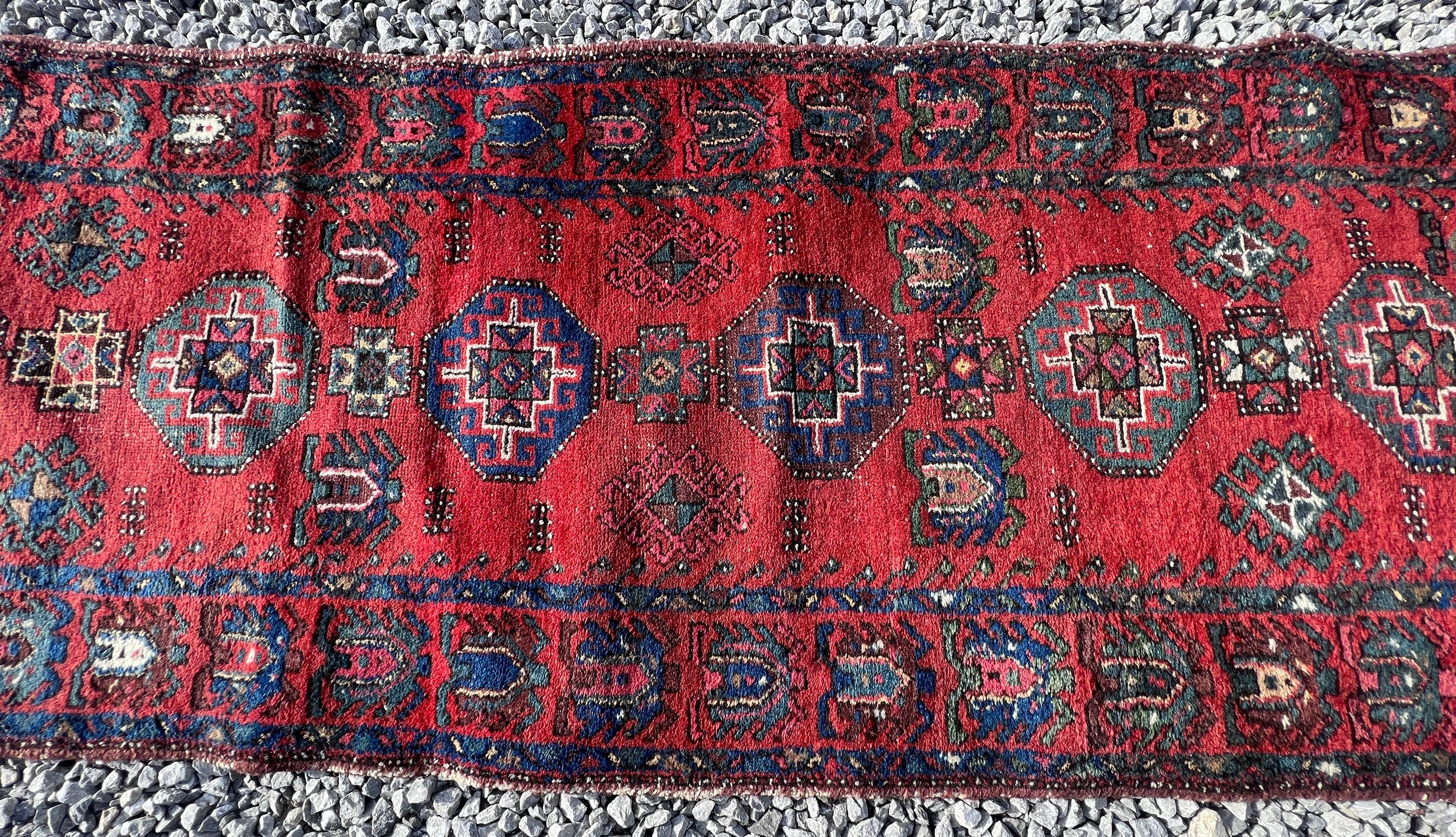 A red ground wool carpet runner 273 x 80cm. - Bild 3 aus 8