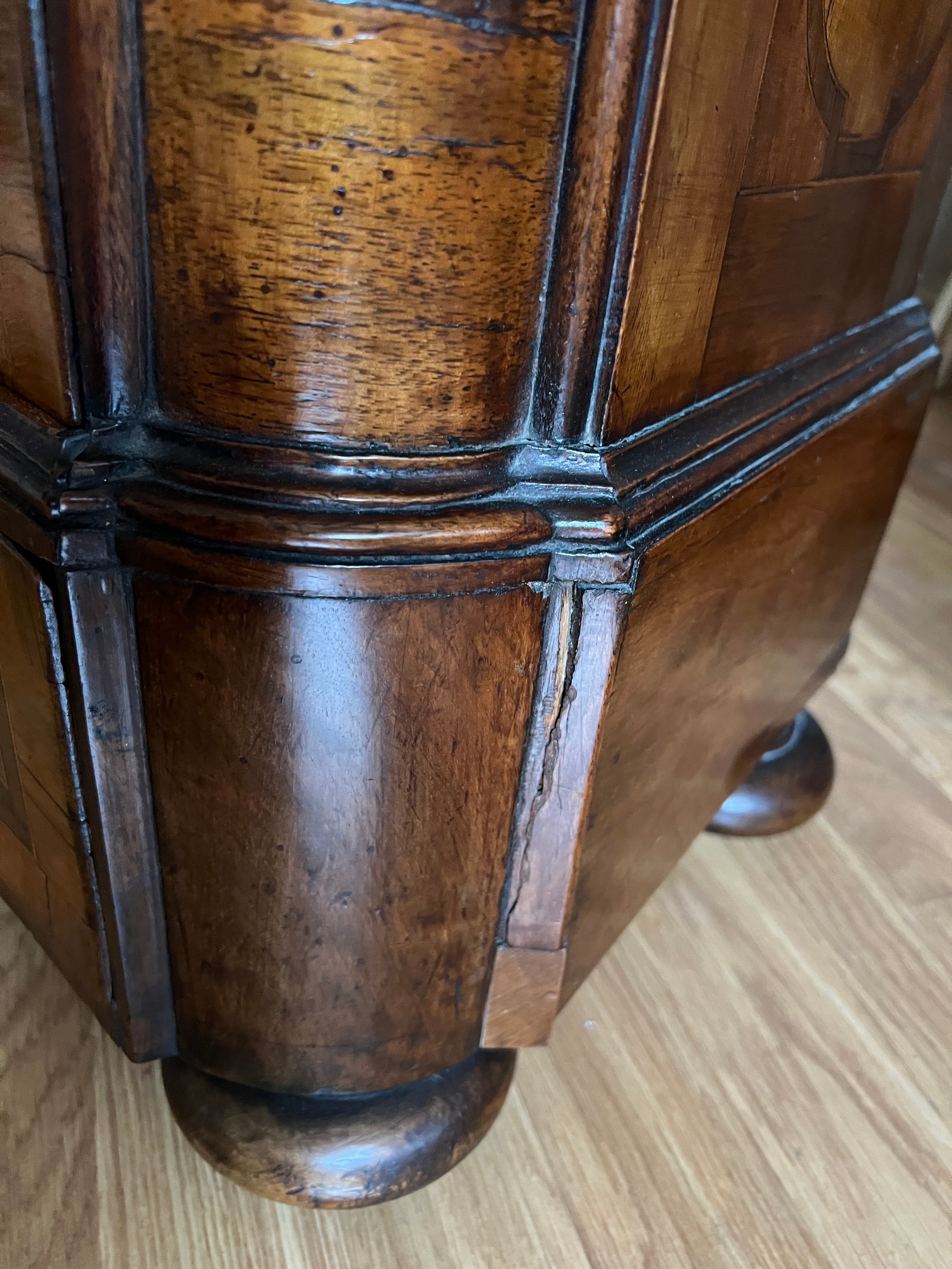 An 18thC Austrian parquetry/marquetry inlaid table top cabinet with multiple drawers and central - Bild 5 aus 14