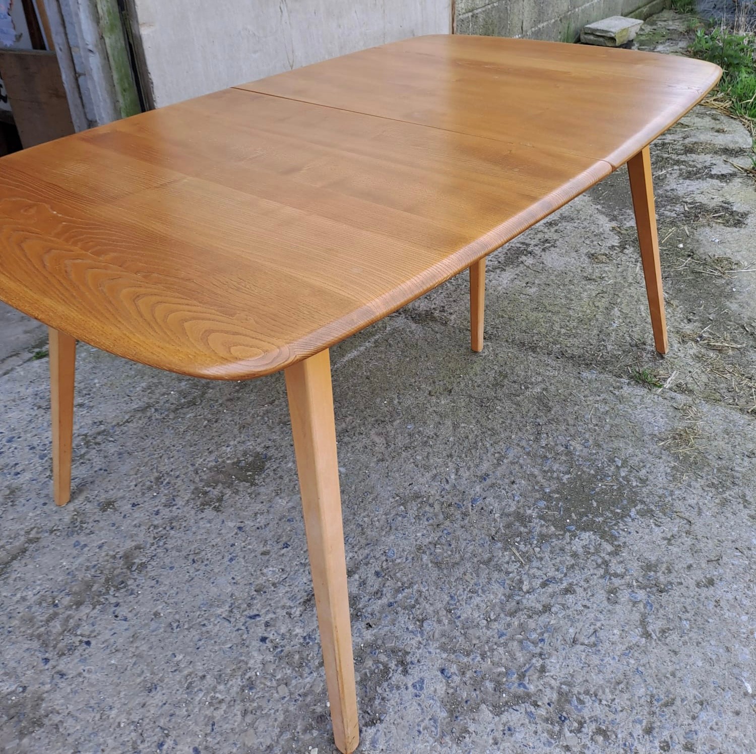 A mid 20thC Ercol extending dining table. Closed 82cm h x 152cm l x 91cm w, fully open 223cm l. - Image 4 of 7