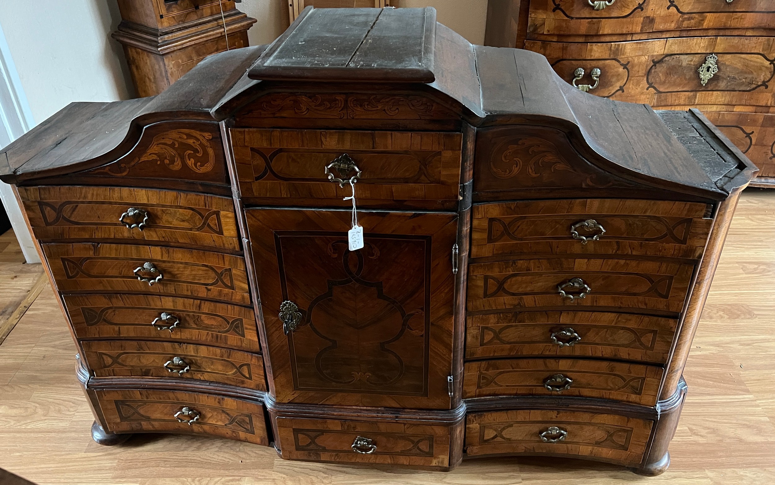 An 18thC Austrian parquetry/marquetry inlaid table top cabinet with multiple drawers and central - Bild 14 aus 14