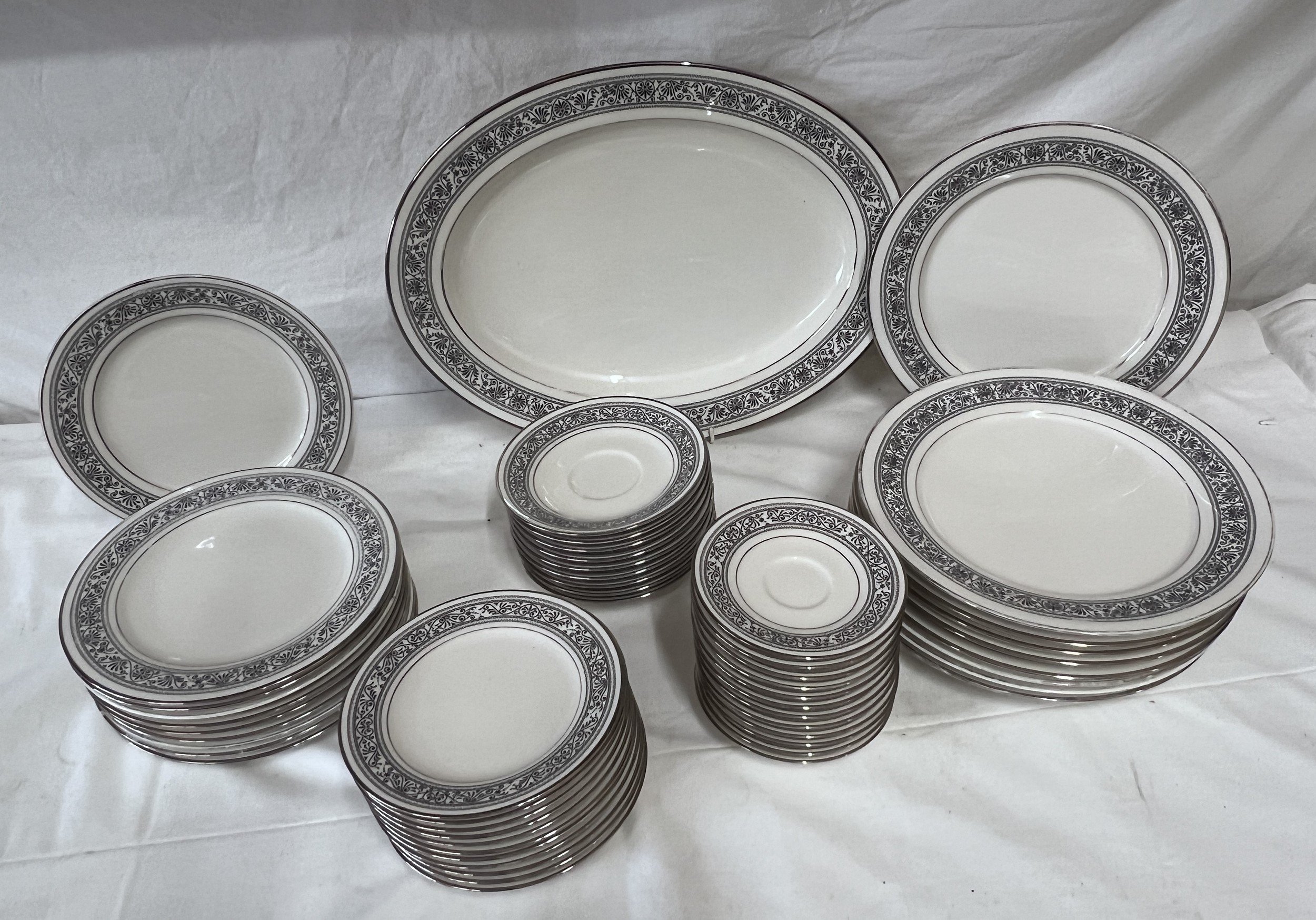 A large quantity of Noritake Ivory China in the Prelude pattern, consisting of 2 serving dishes with - Bild 2 aus 12