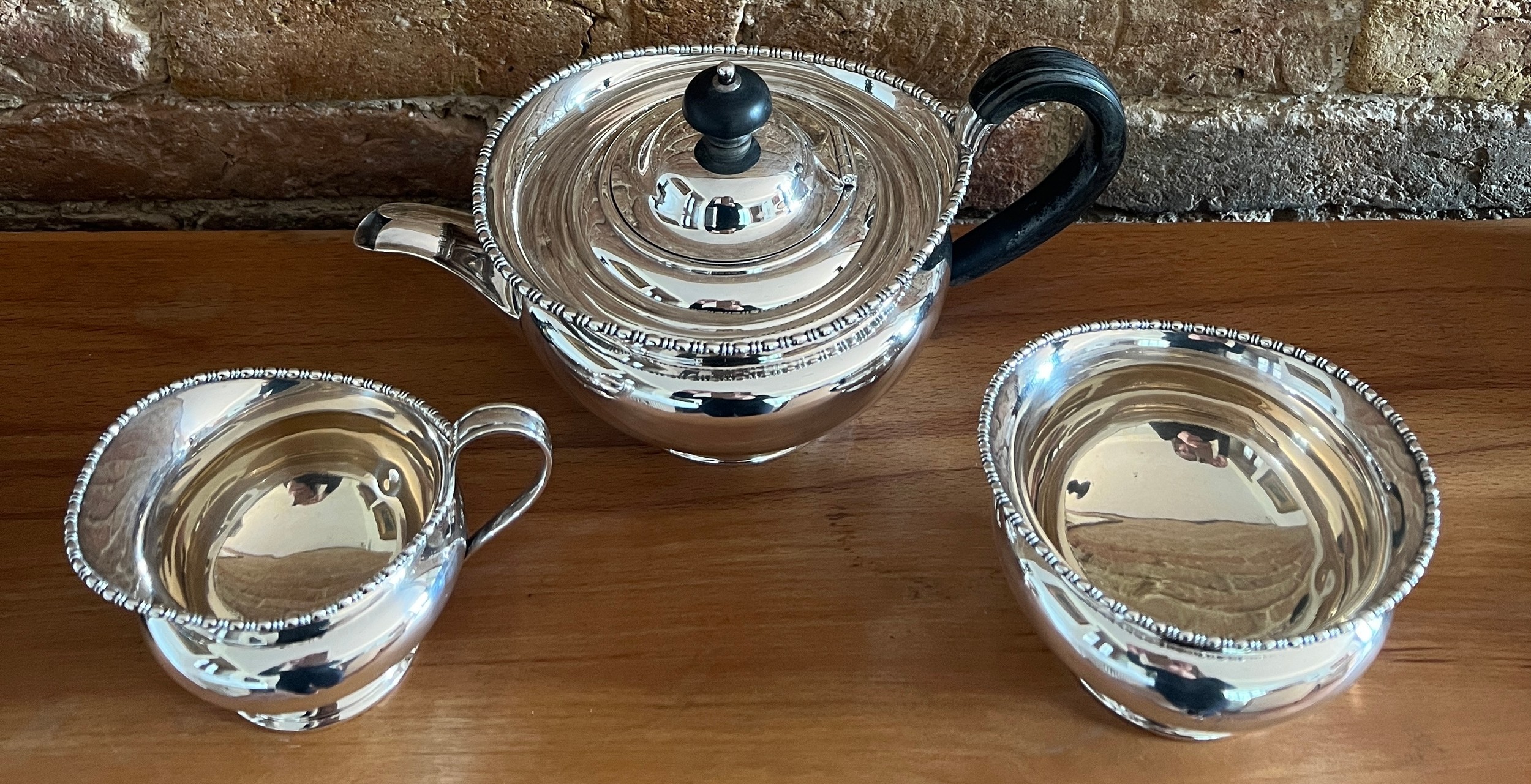 A three piece silver tea-service with ebony knop and handle, Sheffield 1908, maker Atkinson - Bild 3 aus 5