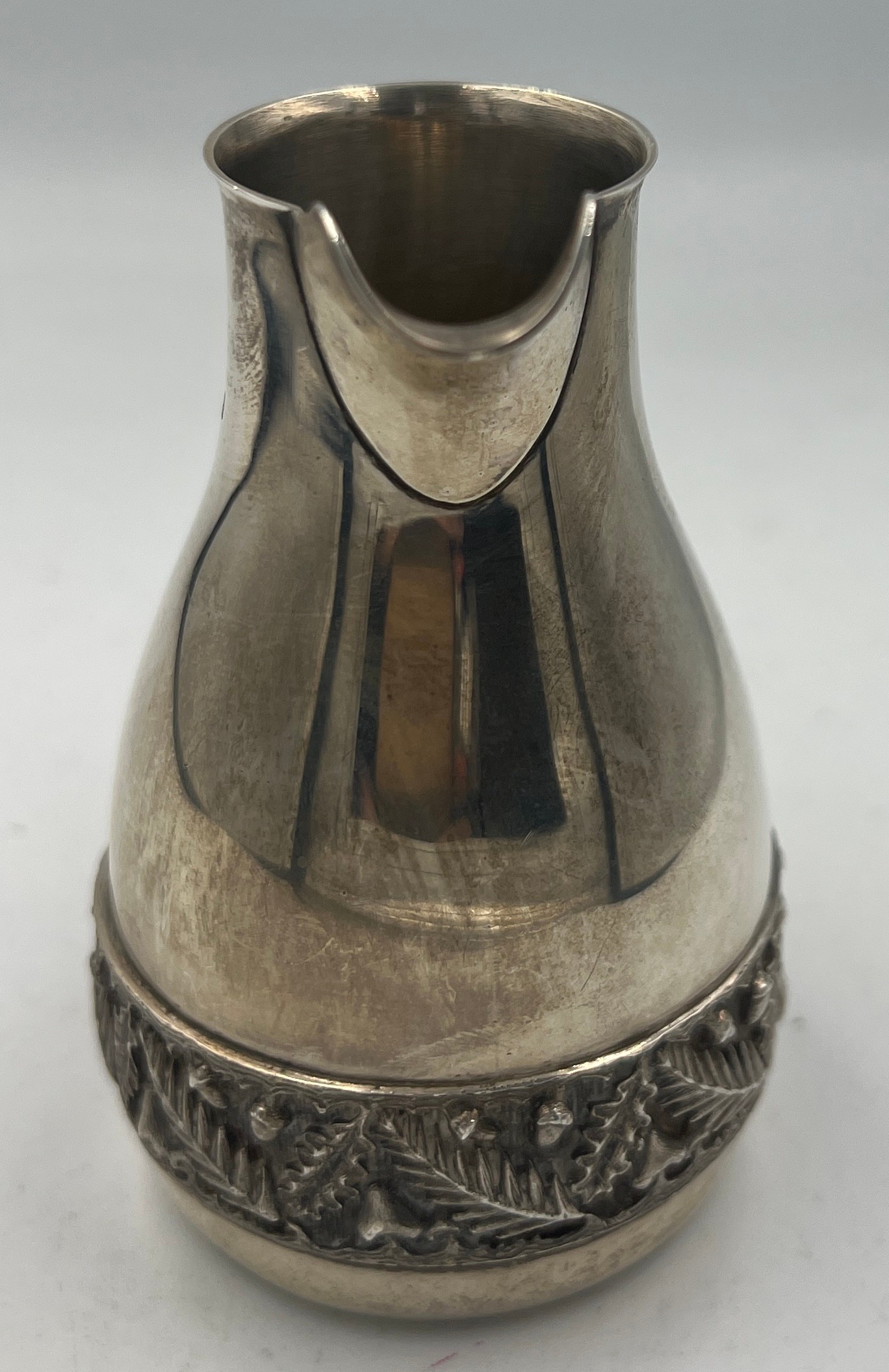 A hallmarked silver jug with acorn and leaf decorative band to base. London 1978, maker House of - Bild 3 aus 3