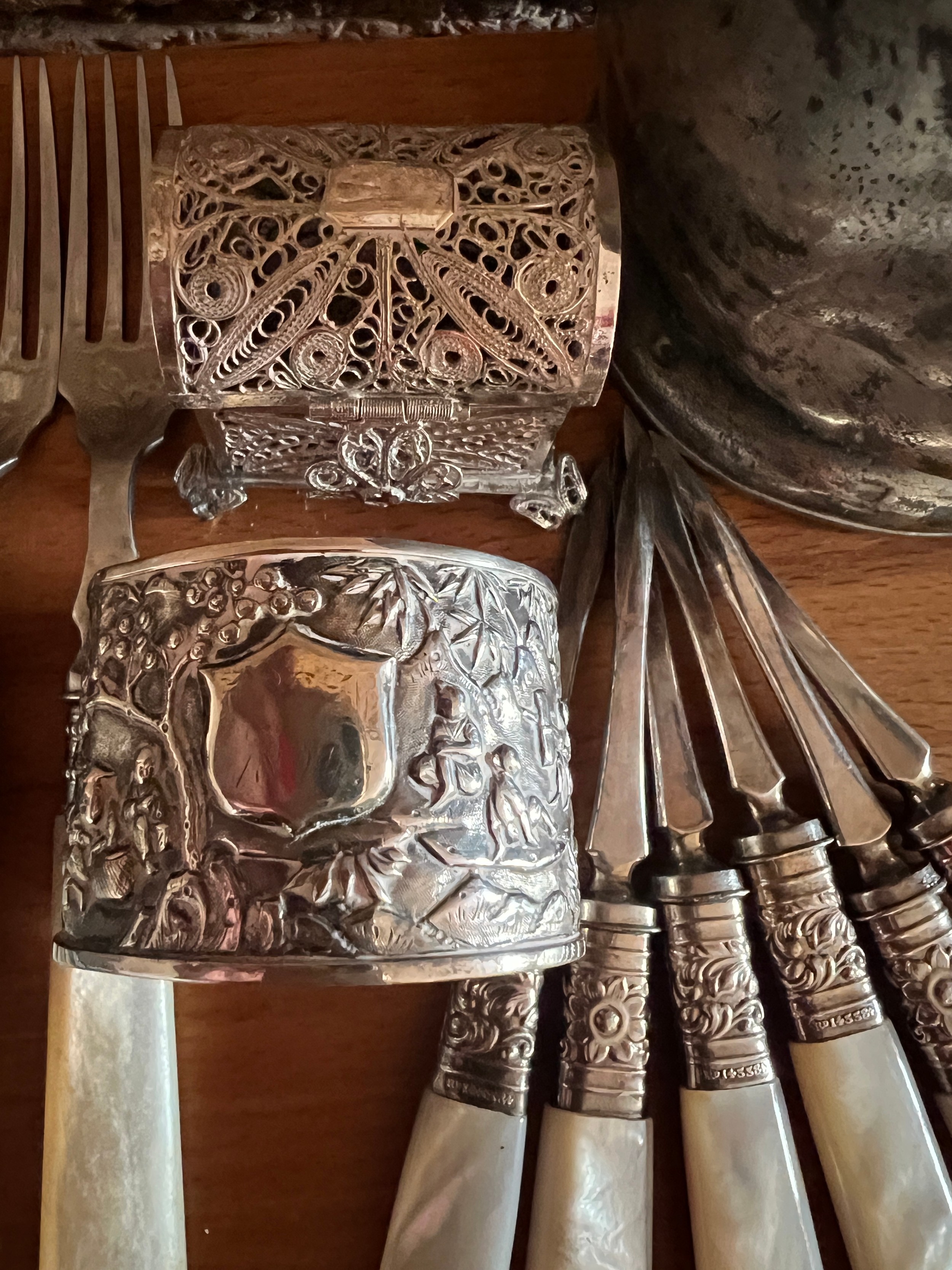 A miscellany to include 6 mother of pearl handled walnut picks, boxed silver handled dessert knives, - Bild 3 aus 5