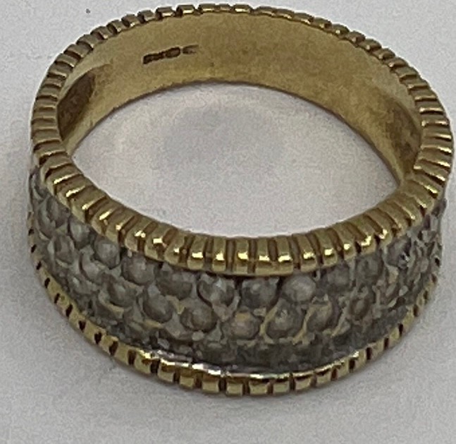 A 9 carat gold ring set with multiple diamonds. Size Q. Weight 4.4gm. - Bild 2 aus 3