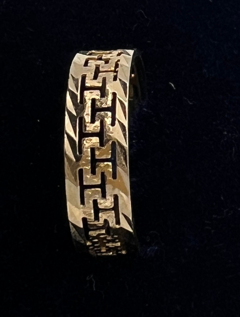 A 14 carat gold decorative wedding band. Weight 1.2gm, size M. - Image 2 of 2