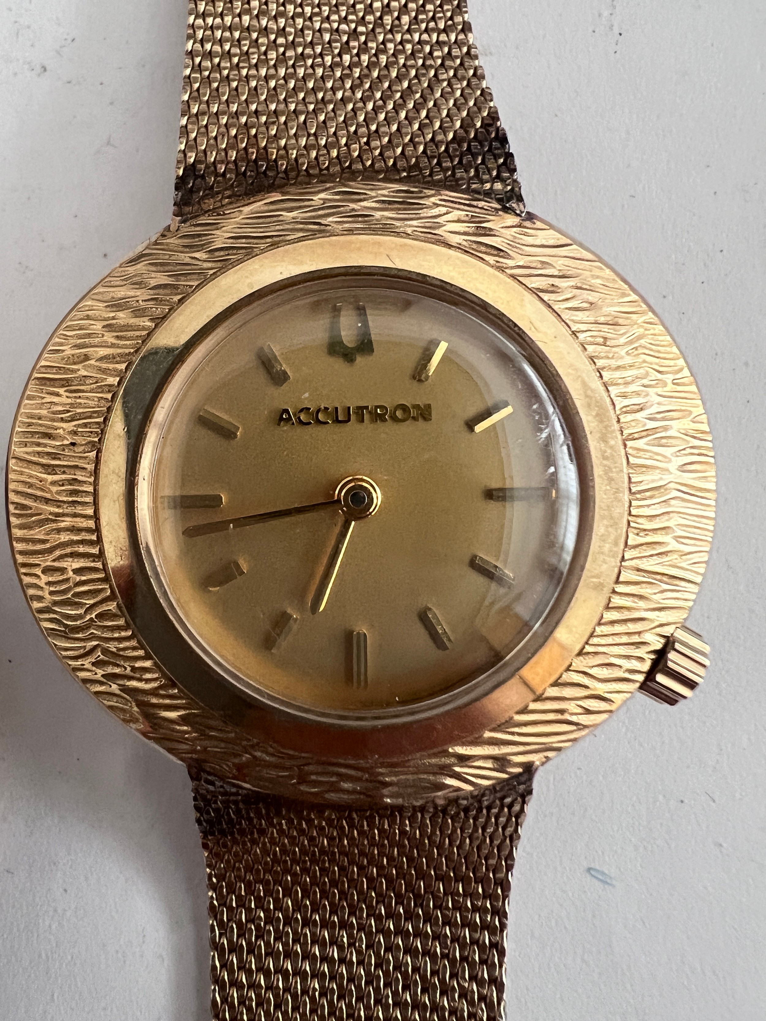 Two vintage Bulova Accutron quartz 10K gold filled cased wristwatches on gold plated bracelets, - Bild 3 aus 7