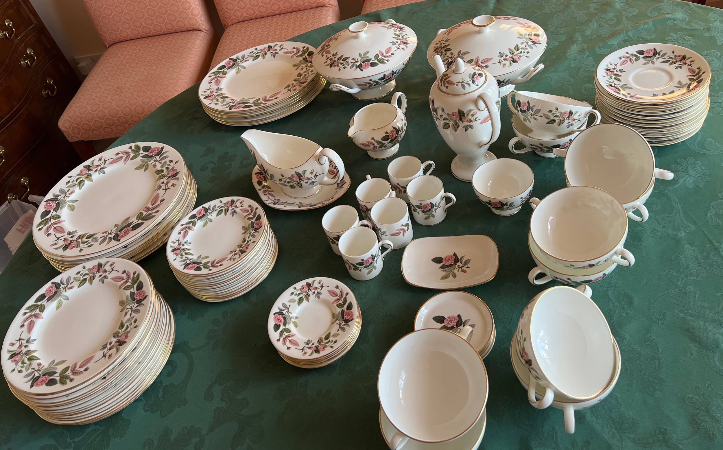 A large quantity of Wedgwood Hathaway Rose coffee and dinner service comprising: coffee pot, 6 - Image 5 of 6