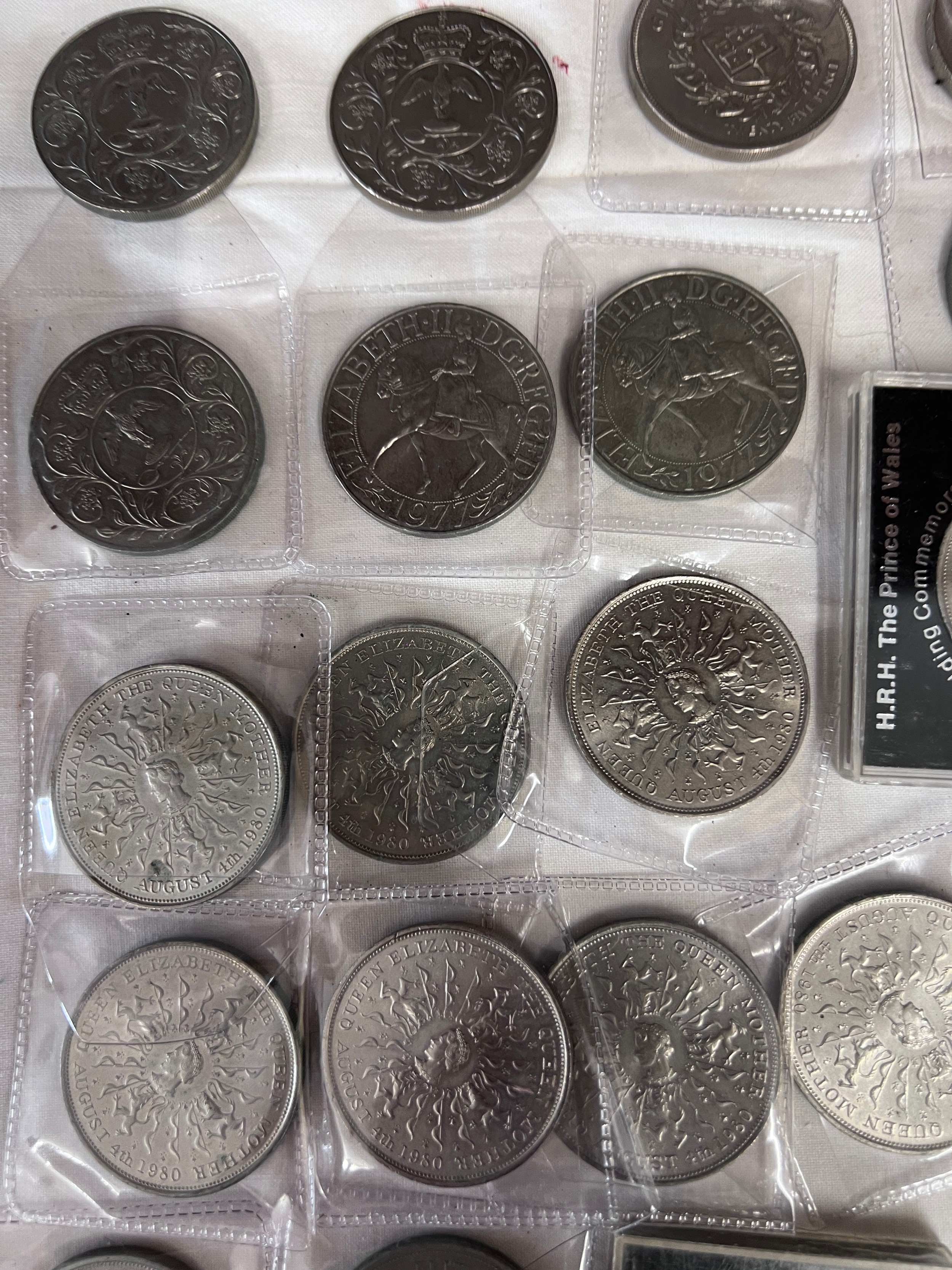 A collection of mostly crowns x 33 and other various coinage to include Jubilee medal, Britain's - Bild 2 aus 7
