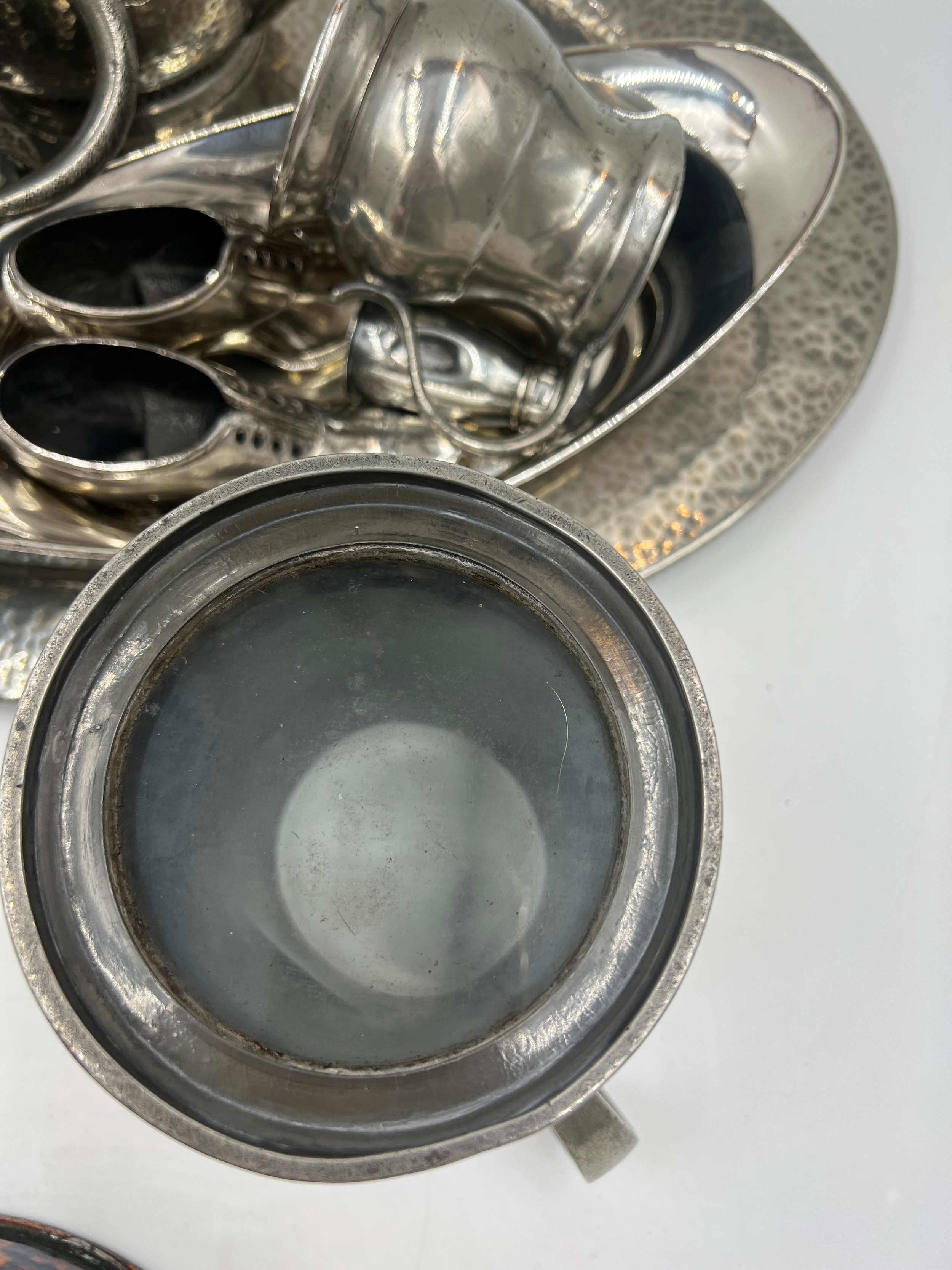 A quantity of silverplate, copper and pewter items to include a Roundhead pewter tray and - Image 4 of 4