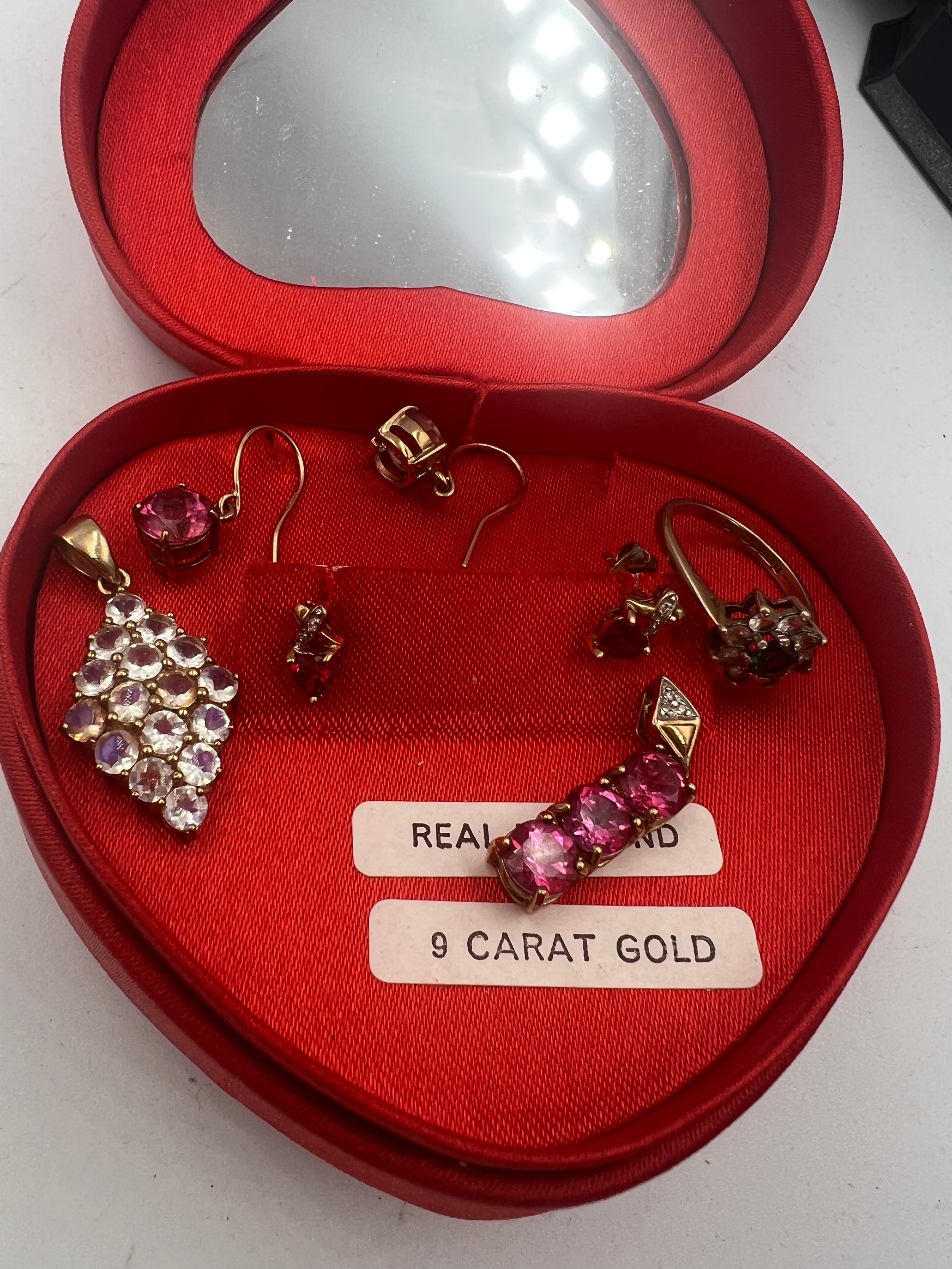 Jewellery to include 2 pairs of 9 carat gold mounted earrings, 2 x 9 carat gold gem set pendants and