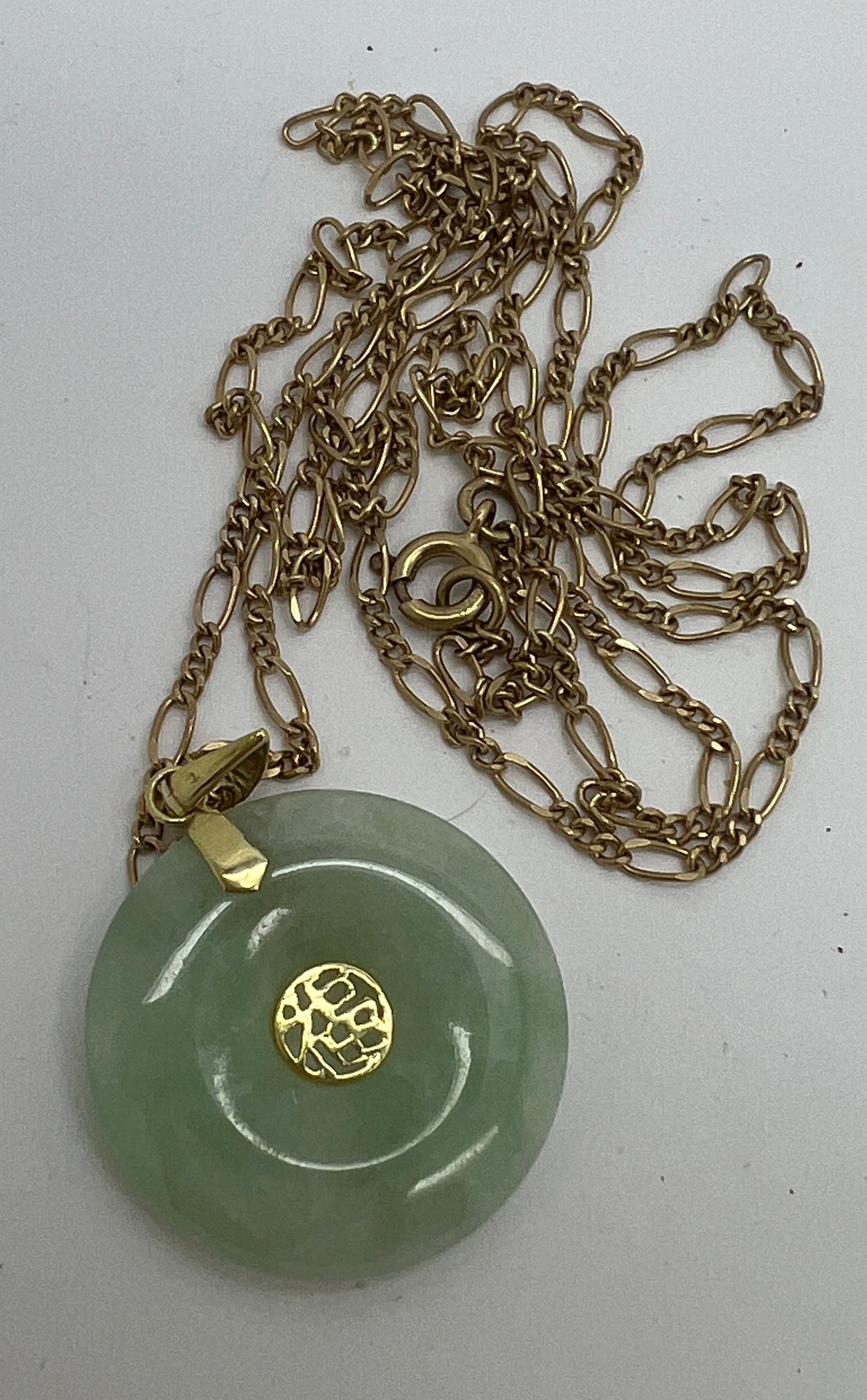 Circular green stone pendant on 9 carat yellow gold chain. Chain 62cm l. Total weight 7.1gm. - Image 3 of 3