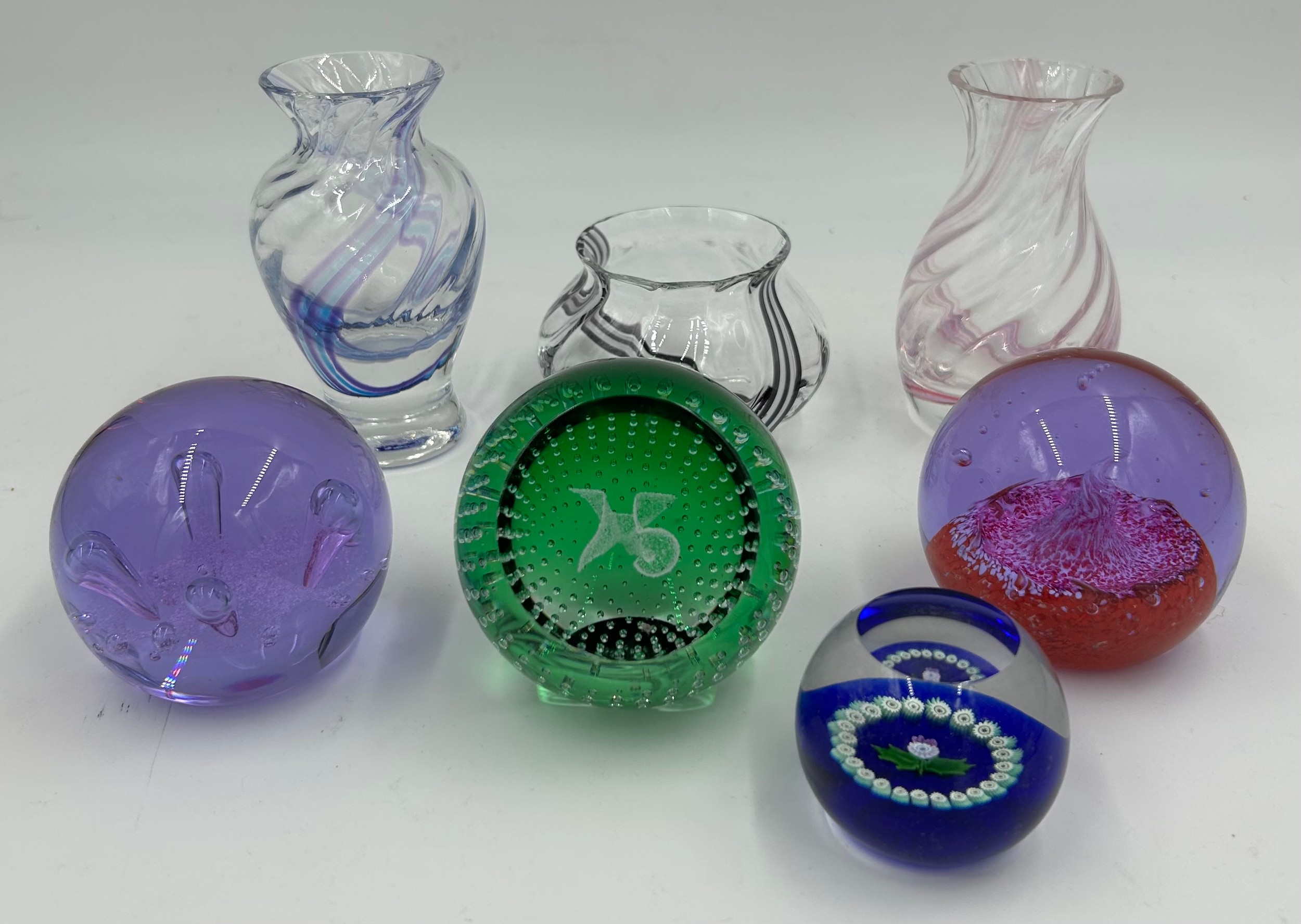 Glass paperweights to include 4 x Caithness, 5 x Edinburgh crystal, two cubic and two others (13) - Bild 4 aus 4