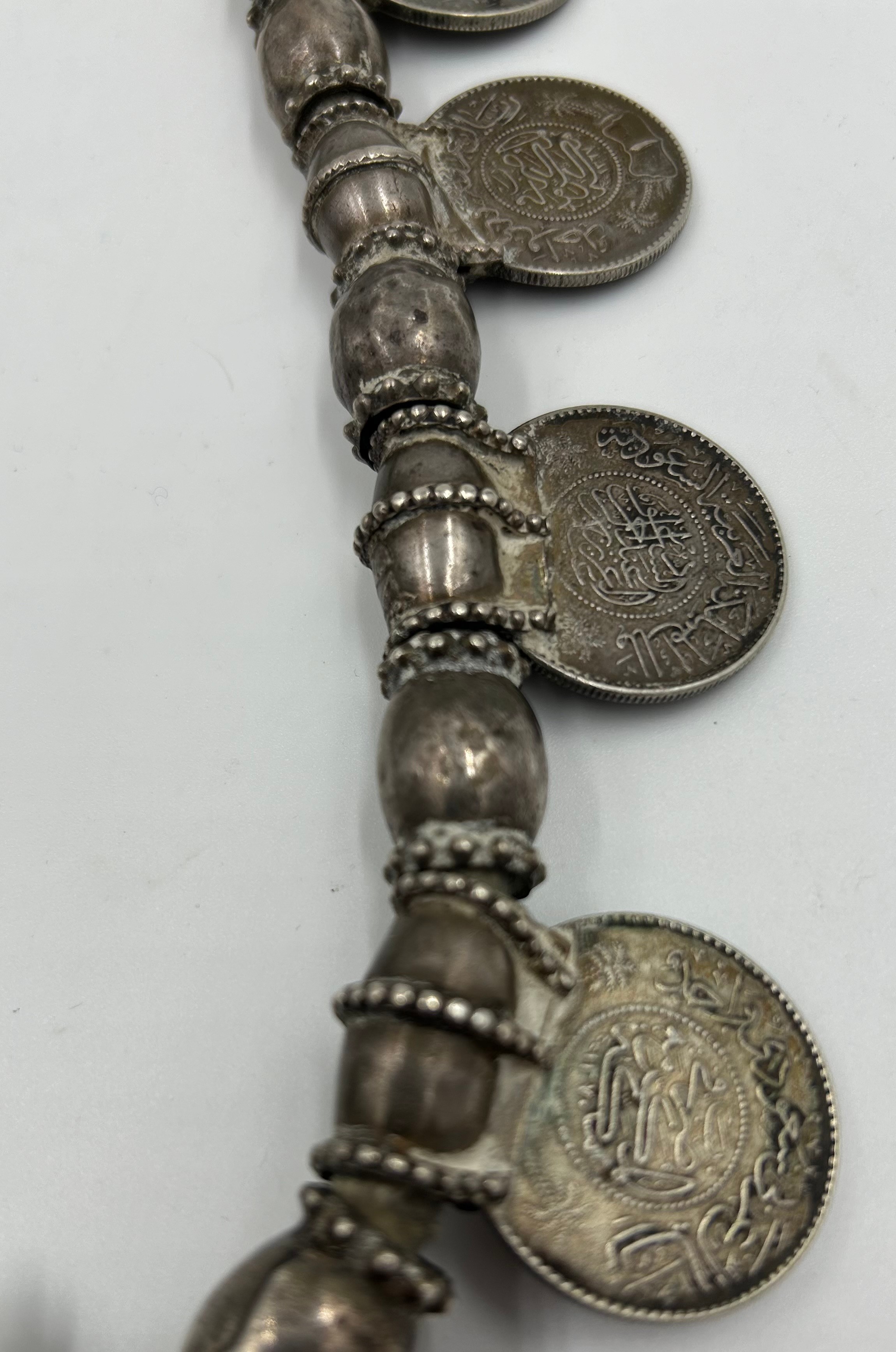 An Omani white metal Hirtz necklace with coin decoration and pendants. 43cm l approx. - Bild 5 aus 7