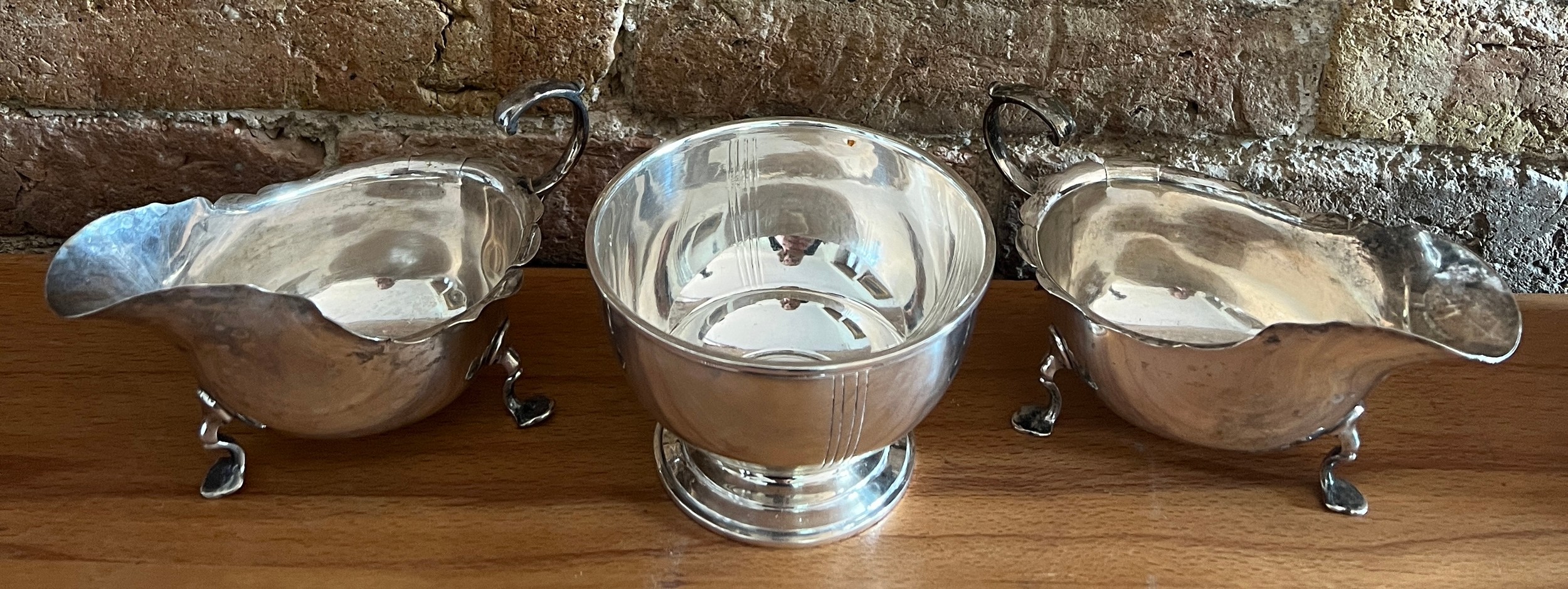 A pair of silver sauce boats, Sheffield 1907, maker Pearce & Sons and a sugar bowl, London 1935, - Bild 3 aus 5