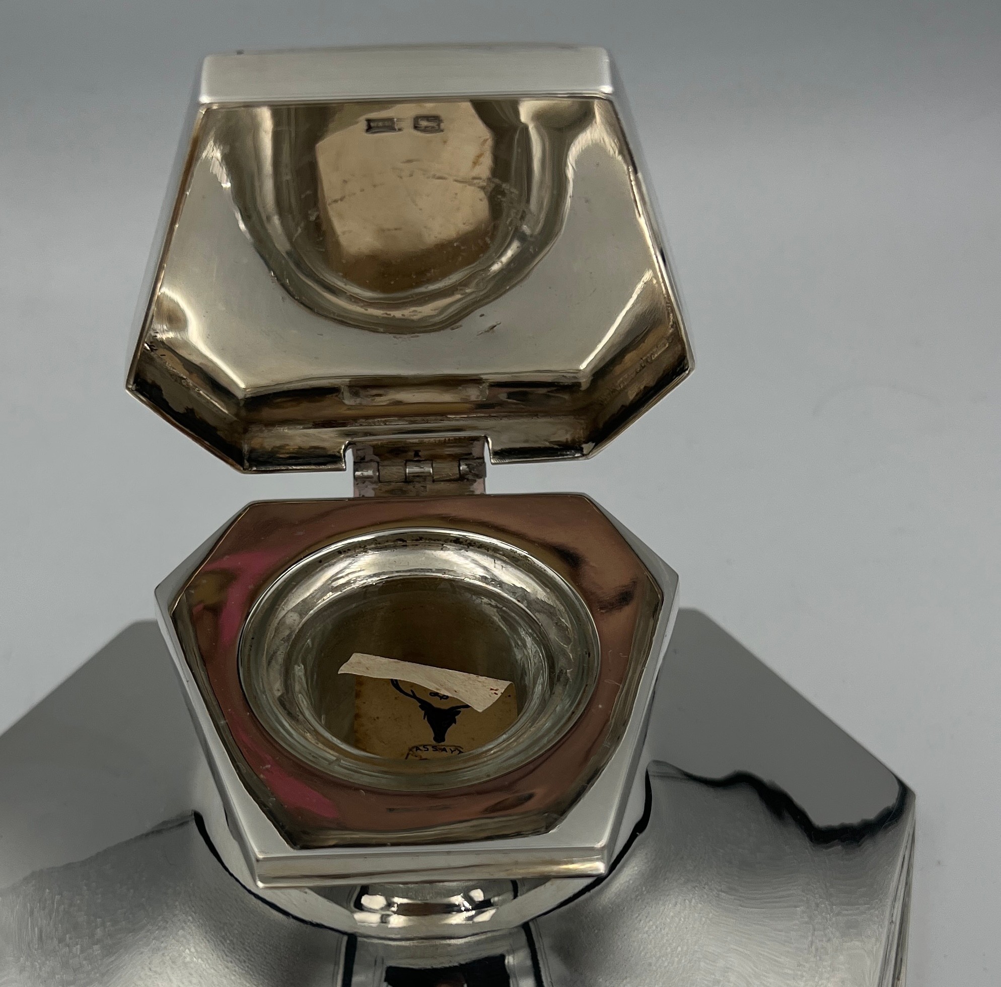 A hallmarked silver inkwell with clear glass liner and mahogany base. Sheffield 1949. Maker Mappin & - Image 3 of 7
