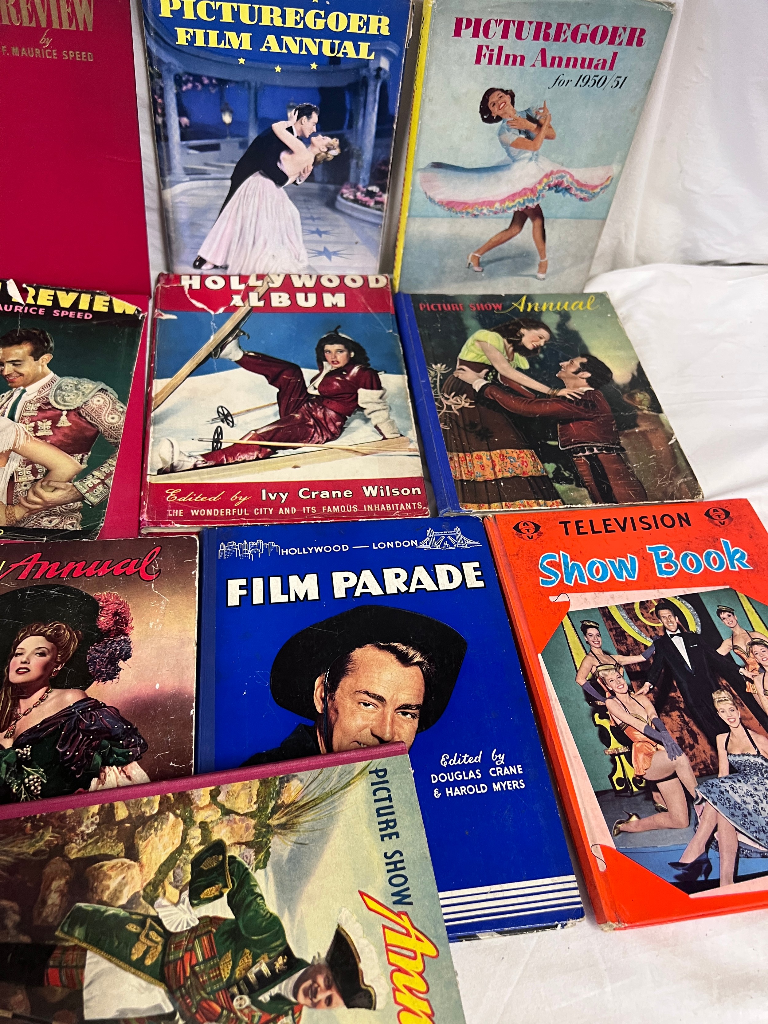 A collection of 1930's and 40's film and picture annuals to include Film Fun Annual 1946, Stars & - Bild 3 aus 3