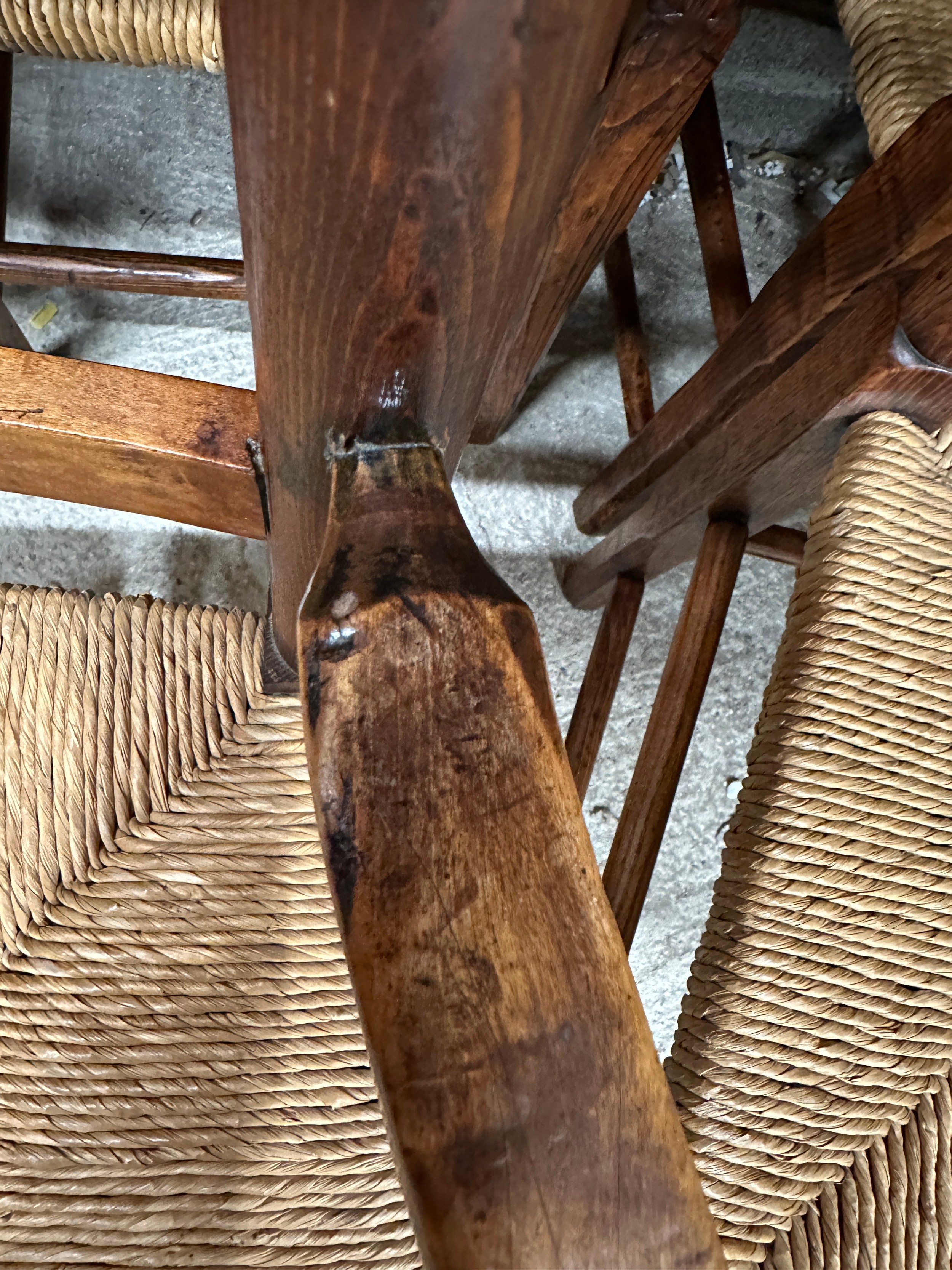 Six elm chairs, two carvers and four single, with rush seats. One carver approx. 110cm h x 59cm w ( - Bild 7 aus 8