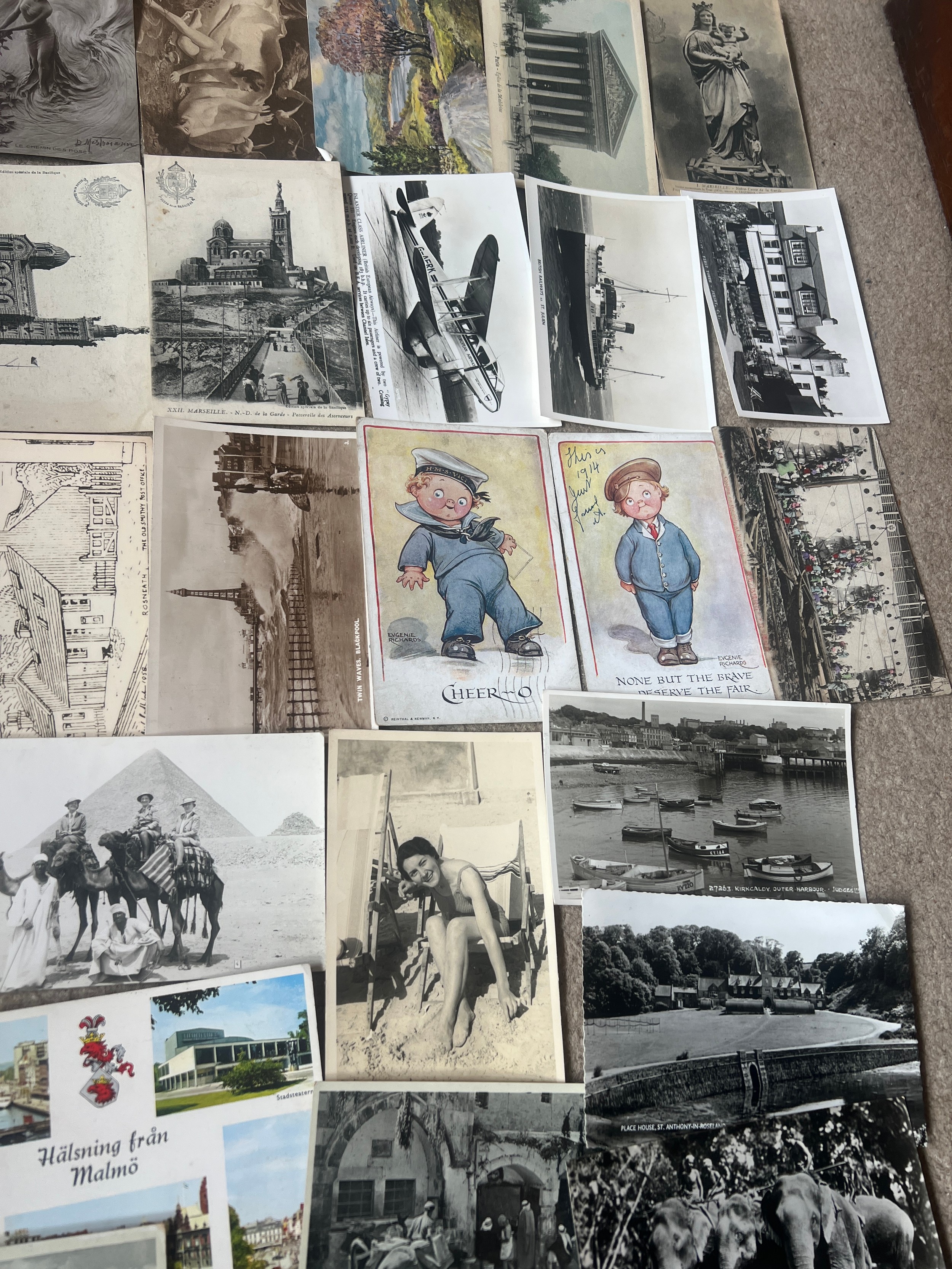 A quantity of vintage postcards to include Egypt, Ceylon, Jerusalem, Leeds, Buxton, Yorkshire County - Bild 6 aus 8