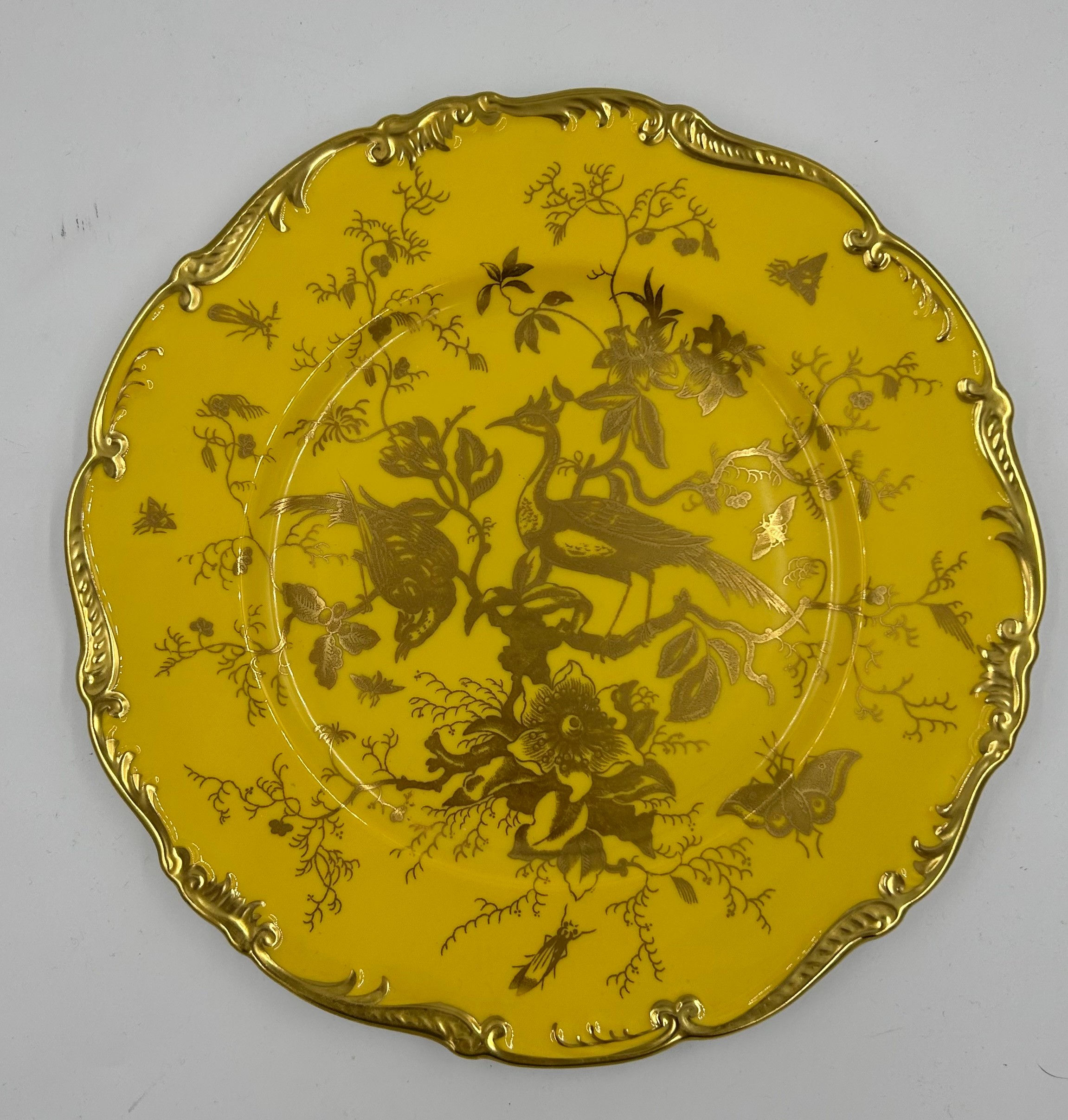 A collection of 20thC ceramics comprising Coalport : 3 x gilt cabinet plates, (yellow, 2 x blue) - Image 4 of 14