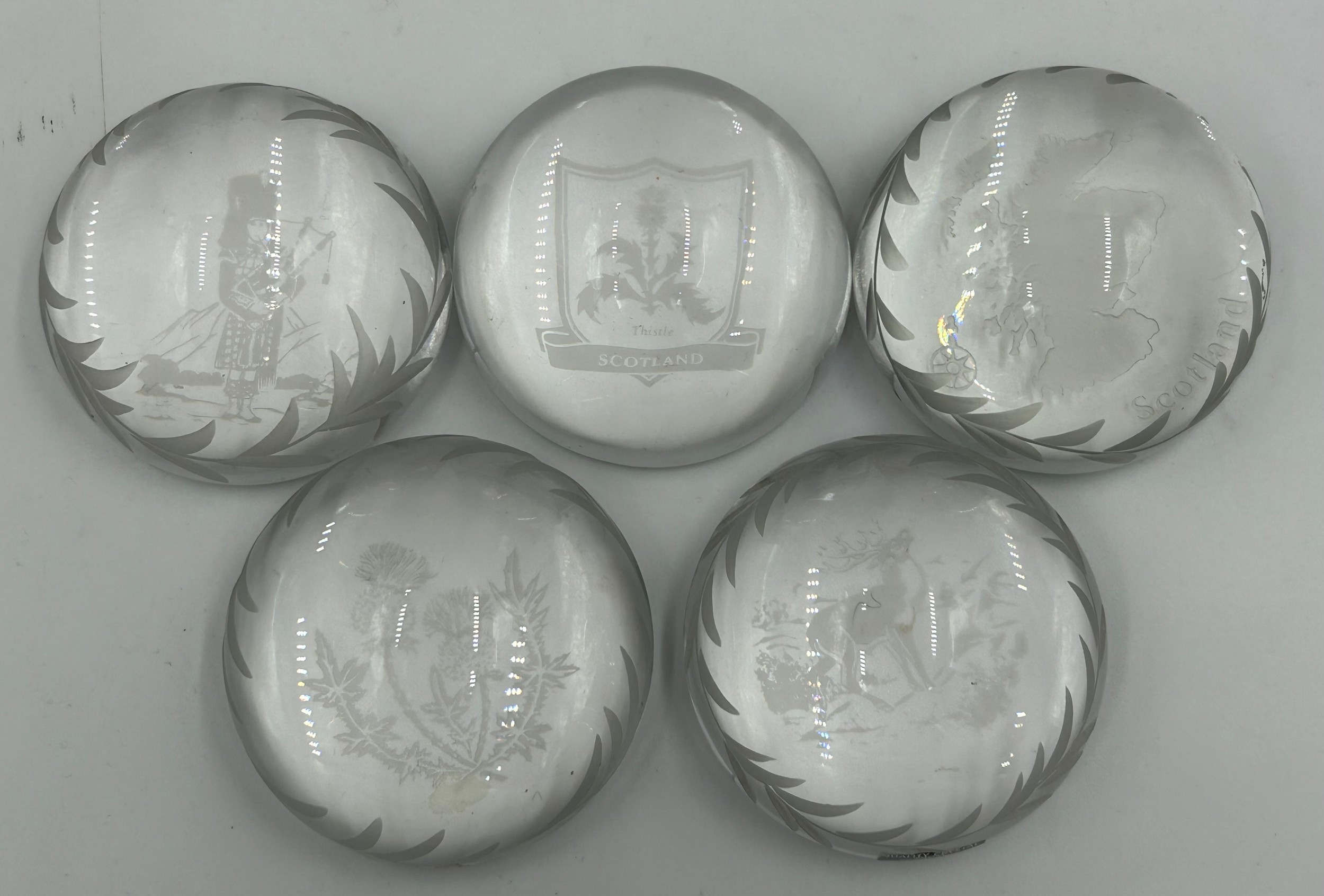 Glass paperweights to include 4 x Caithness, 5 x Edinburgh crystal, two cubic and two others (13) - Bild 2 aus 4