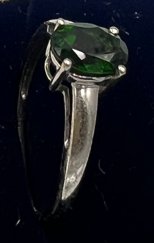 A 9 carat white gold ring set with green stone. Size Q. Weight 2.2gm. - Image 2 of 2